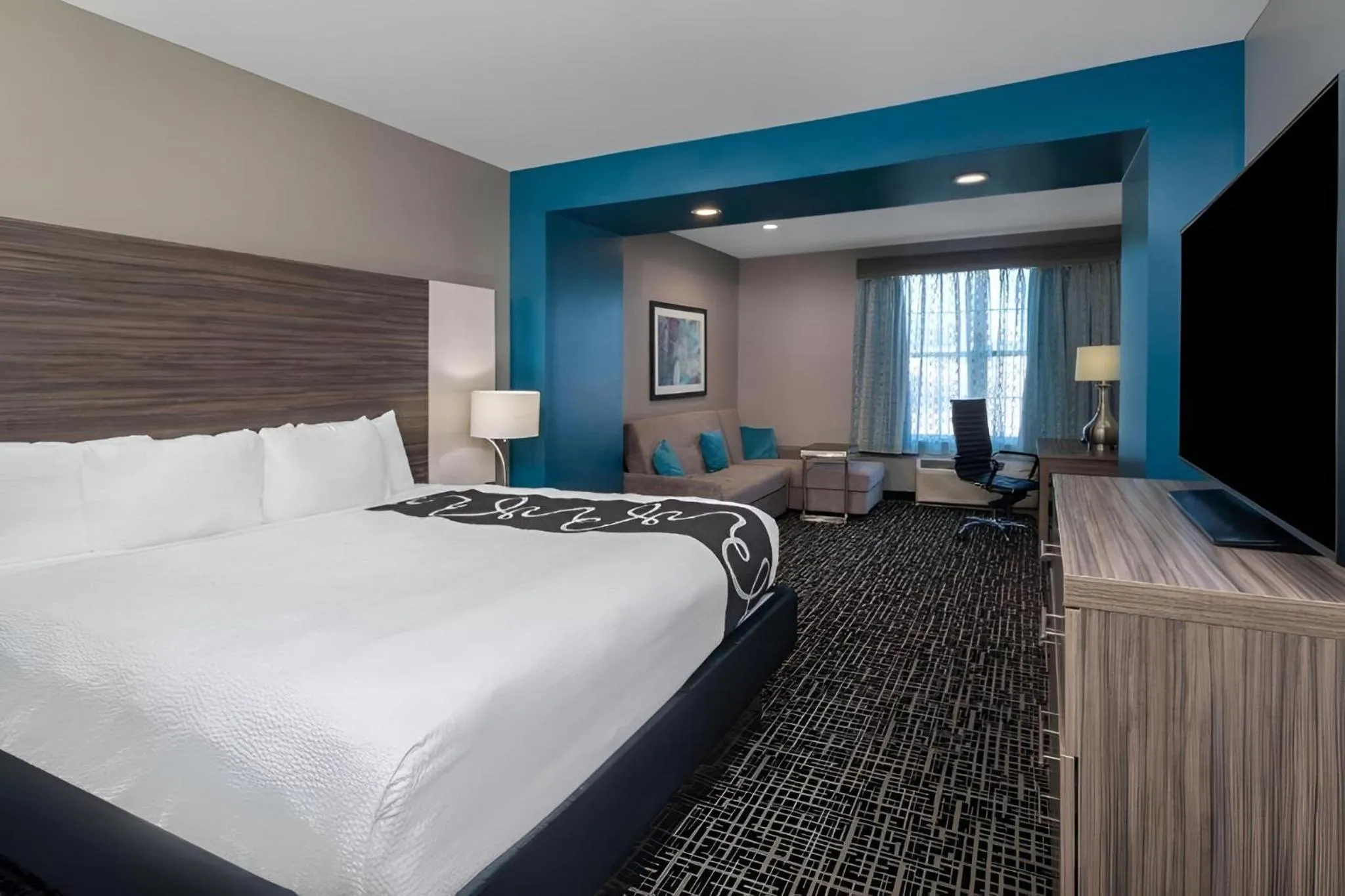 Photo of the whole room, Bed in La Quinta by Wyndham Forsyth