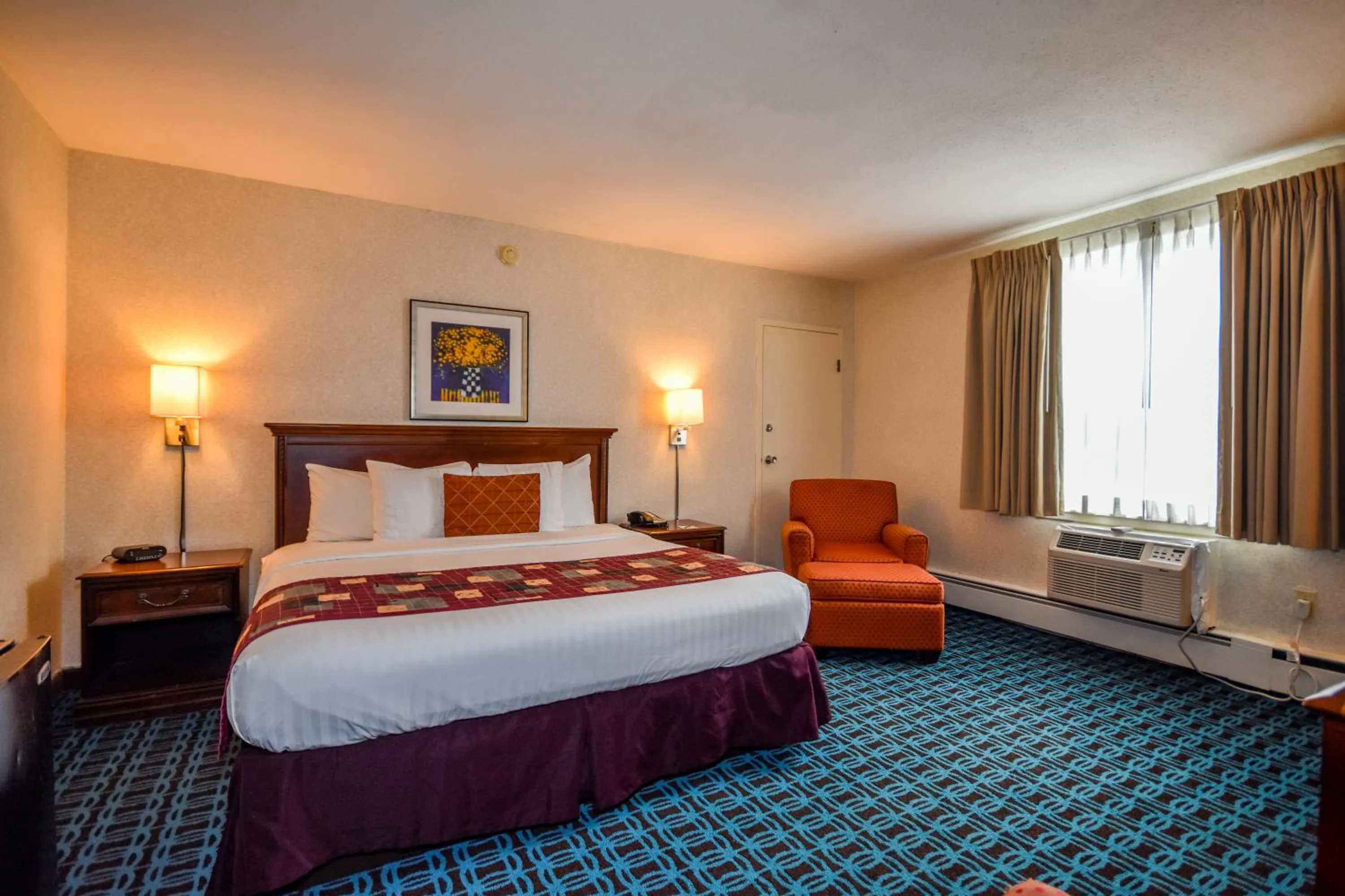 Photo of the whole room, Bed in Charles River Inn