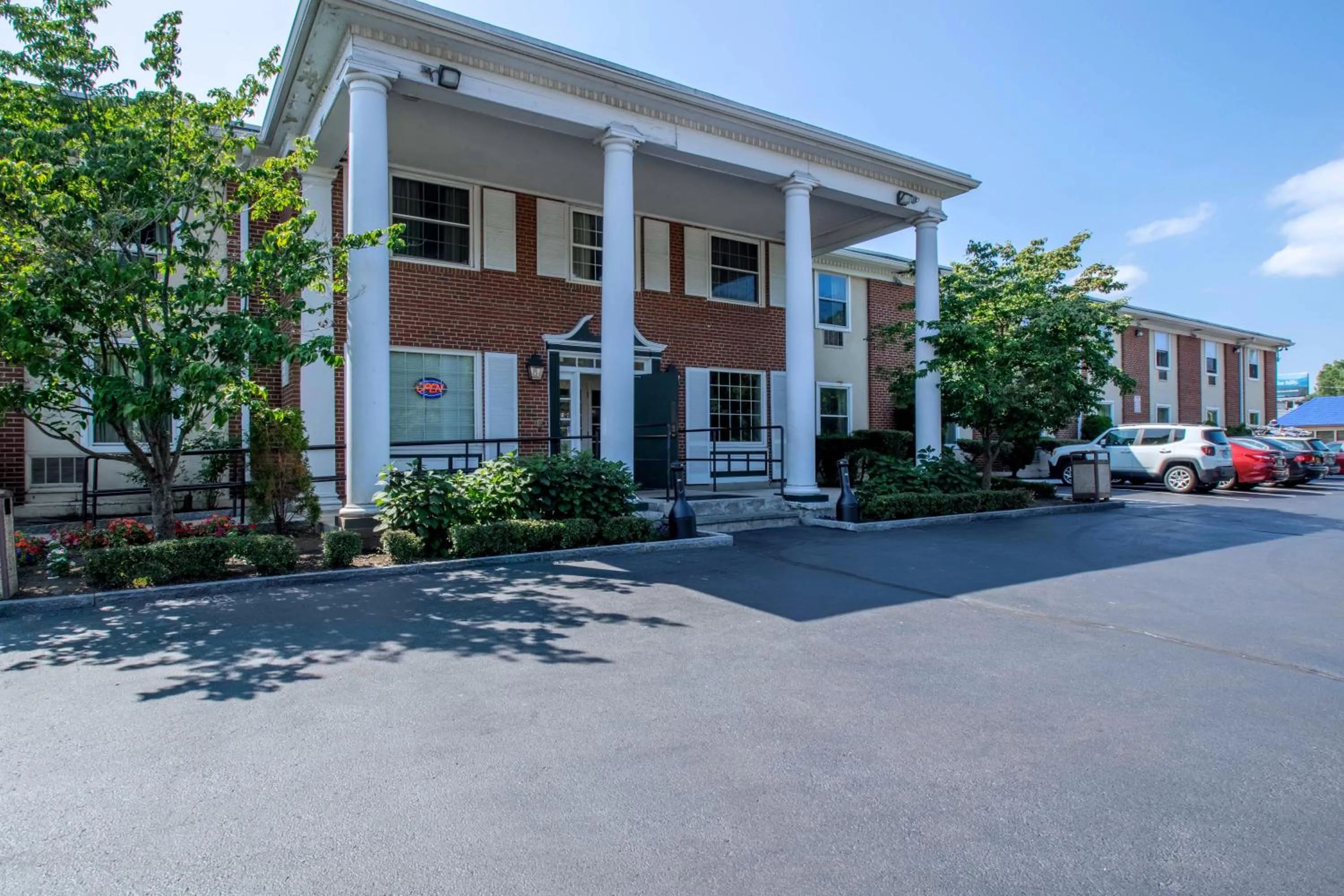 Facade/entrance in Charles River Inn
