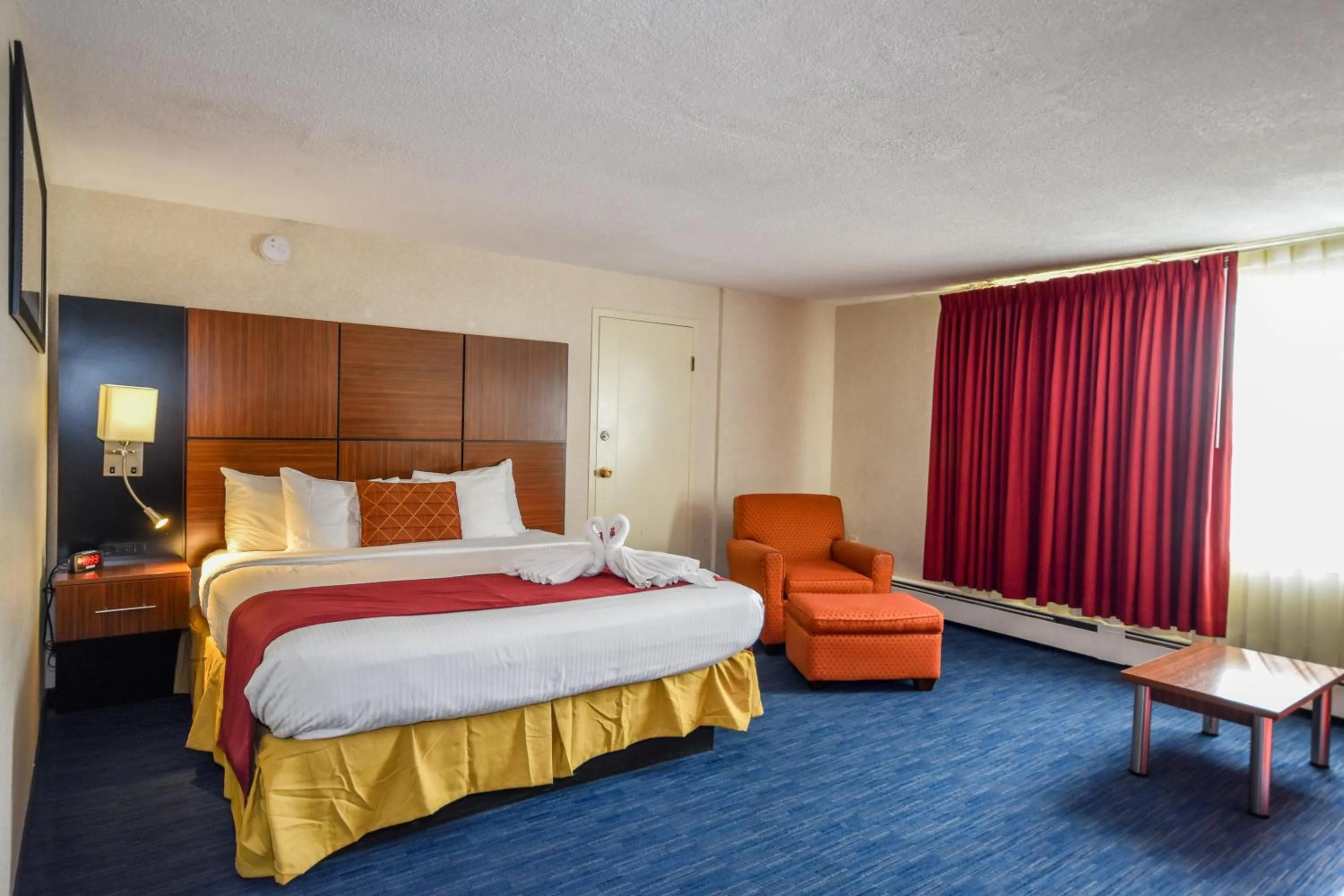 Bedroom, Bed in Charles River Inn