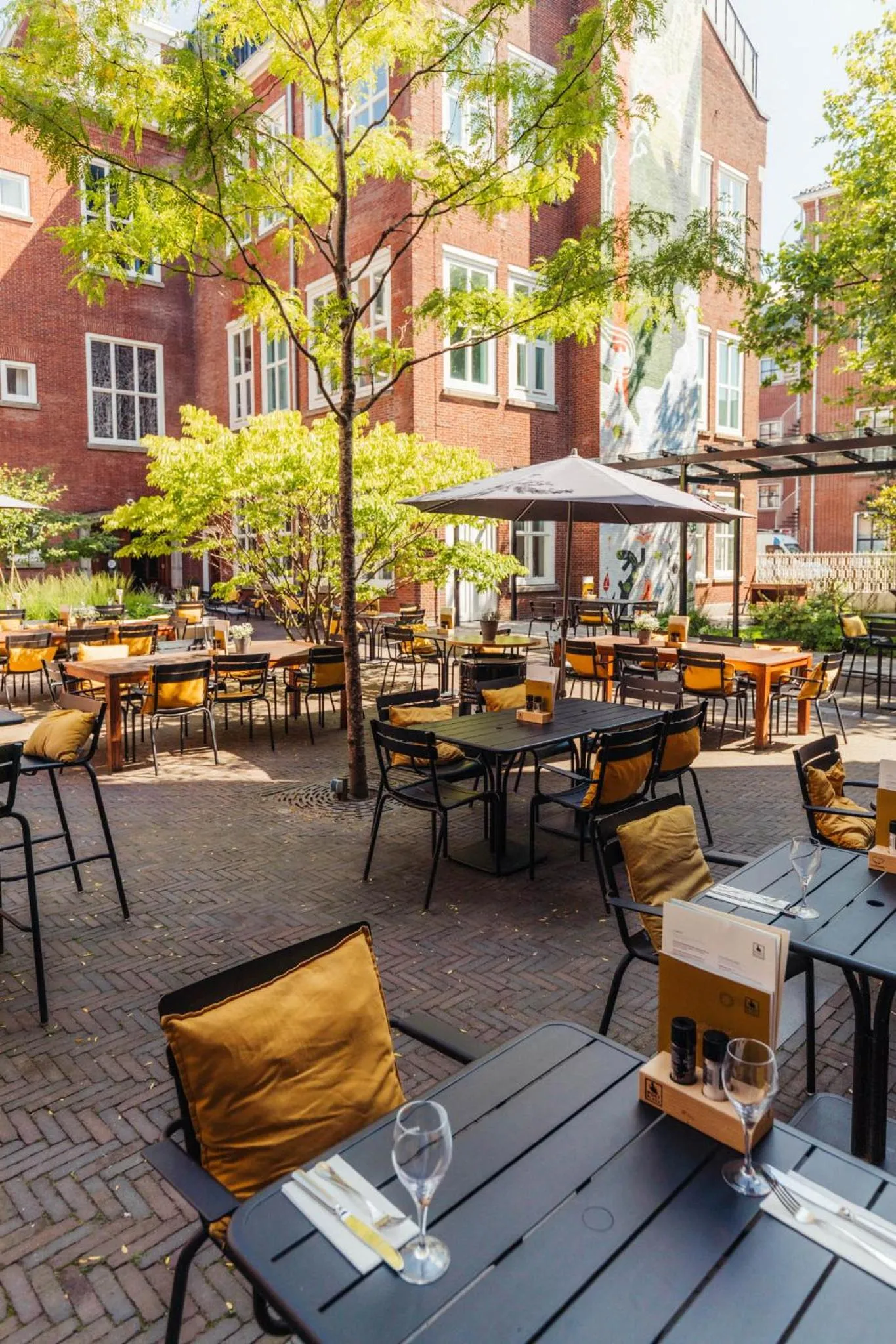 Restaurant/places to eat in Post-Plaza Hotel & Grand Café