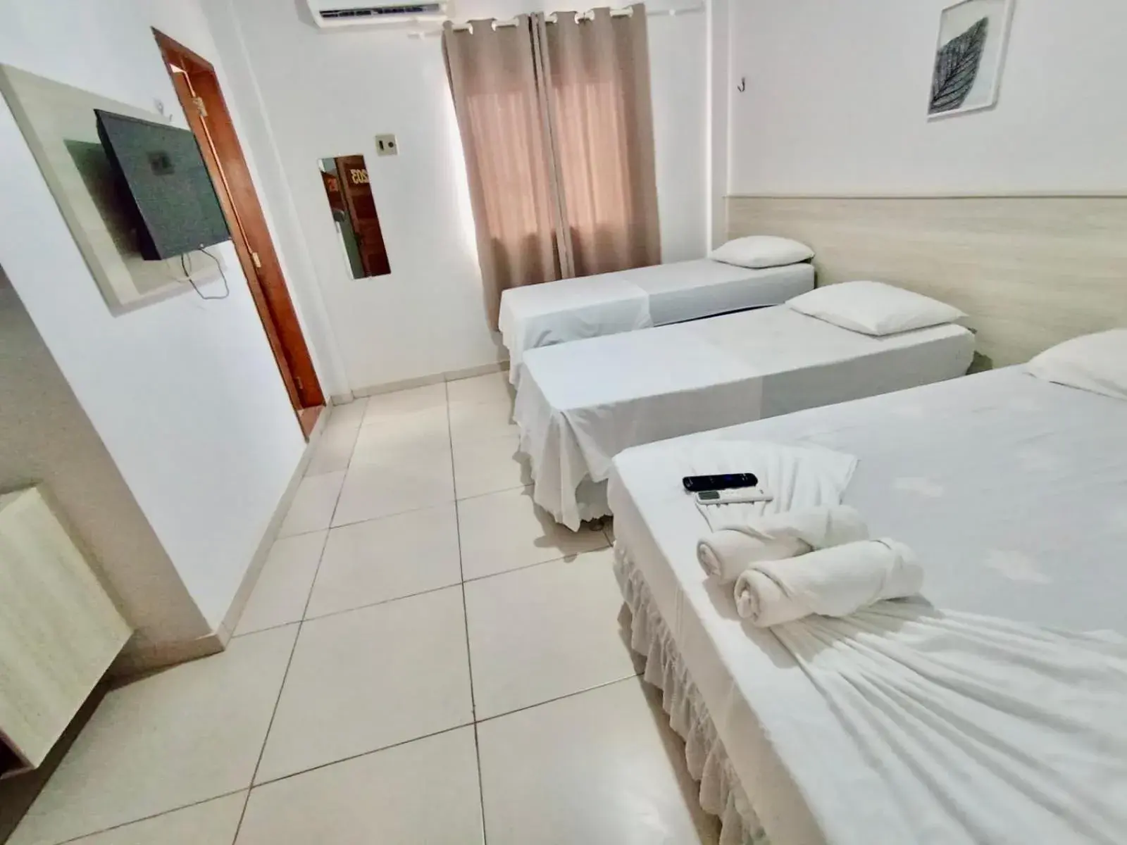 Economy Quadruple Room in Hotel Ondas do Mar Economy Quadruple Room in Hotel Ondas do Mar