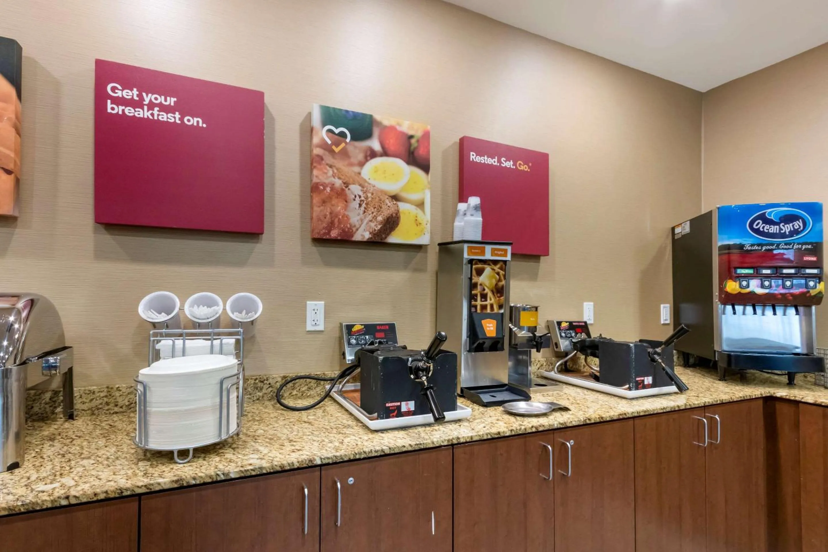 Dining area in Comfort Suites Billings