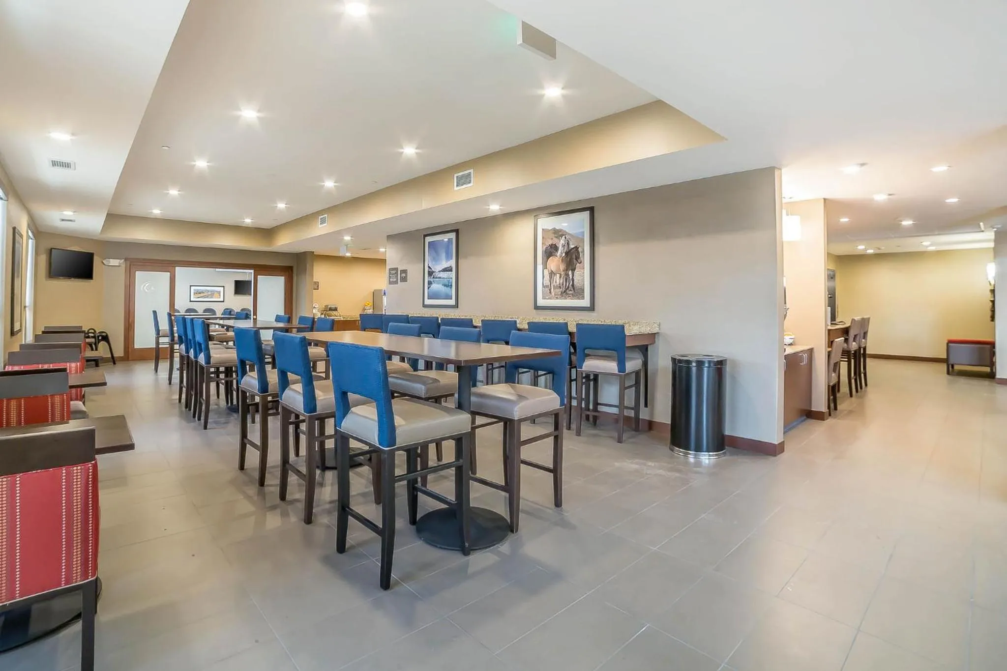 Seating area in Comfort Suites Billings