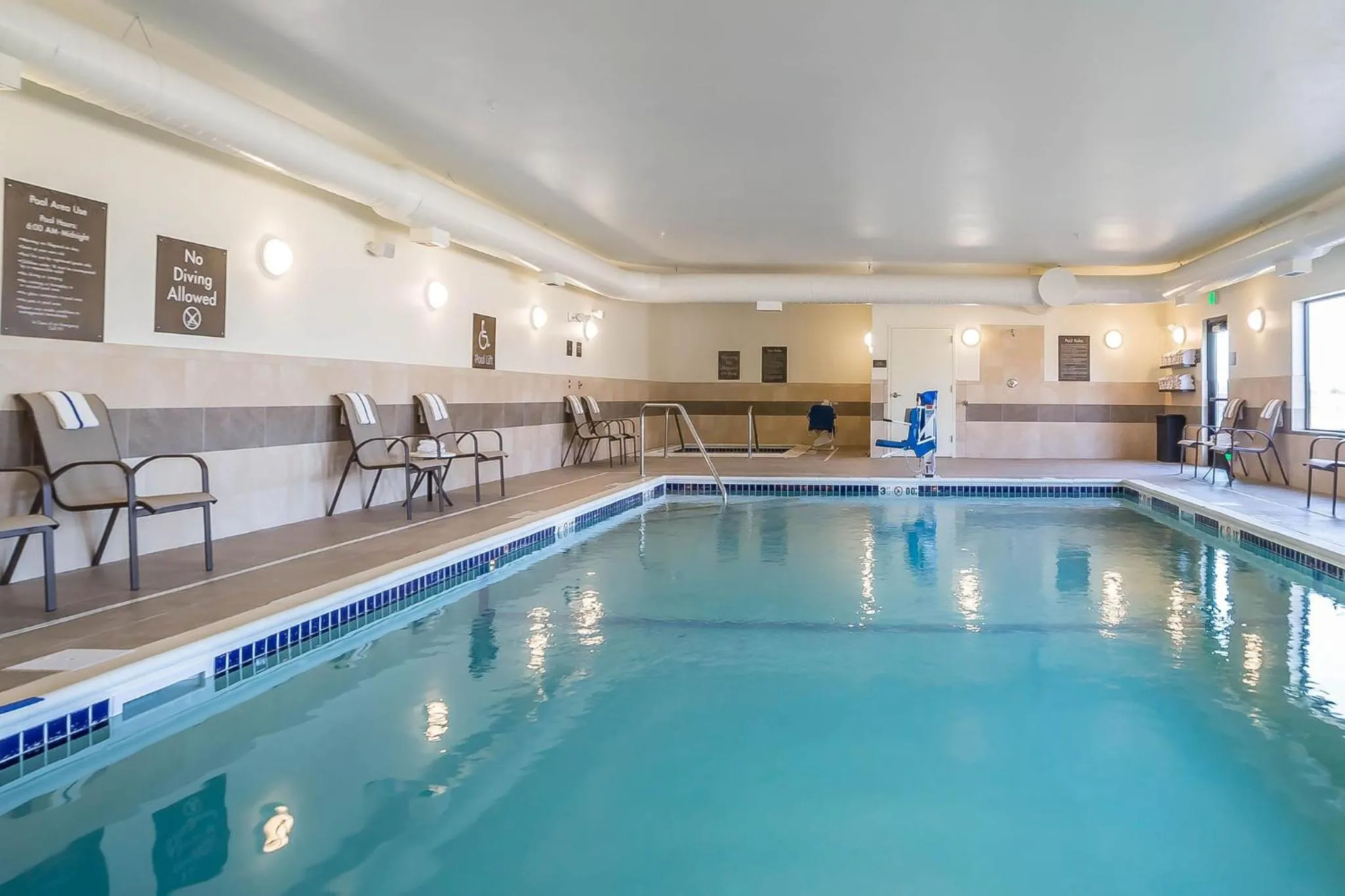 Swimming pool in Comfort Suites Billings