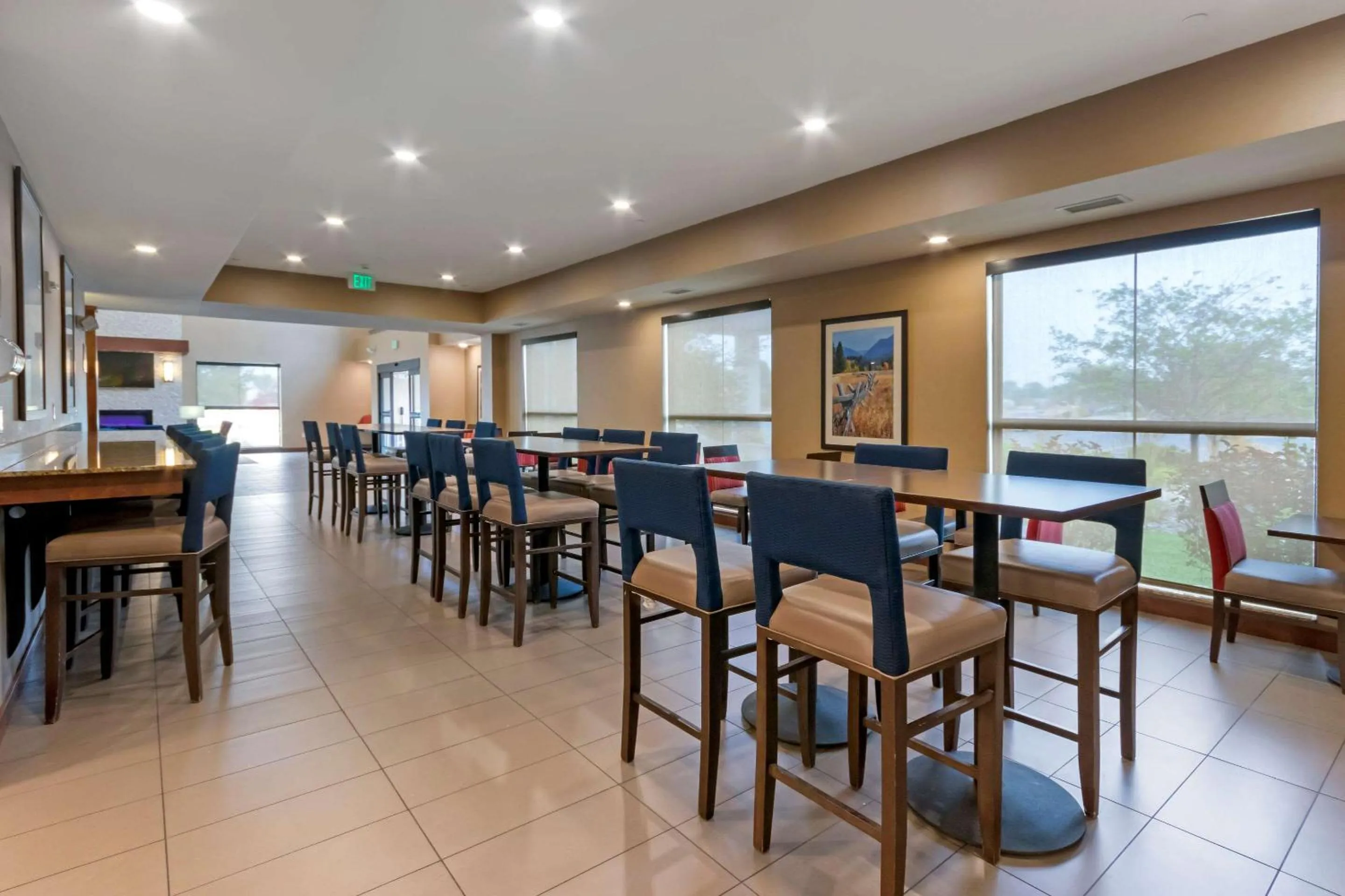 Dining area in Comfort Suites Billings