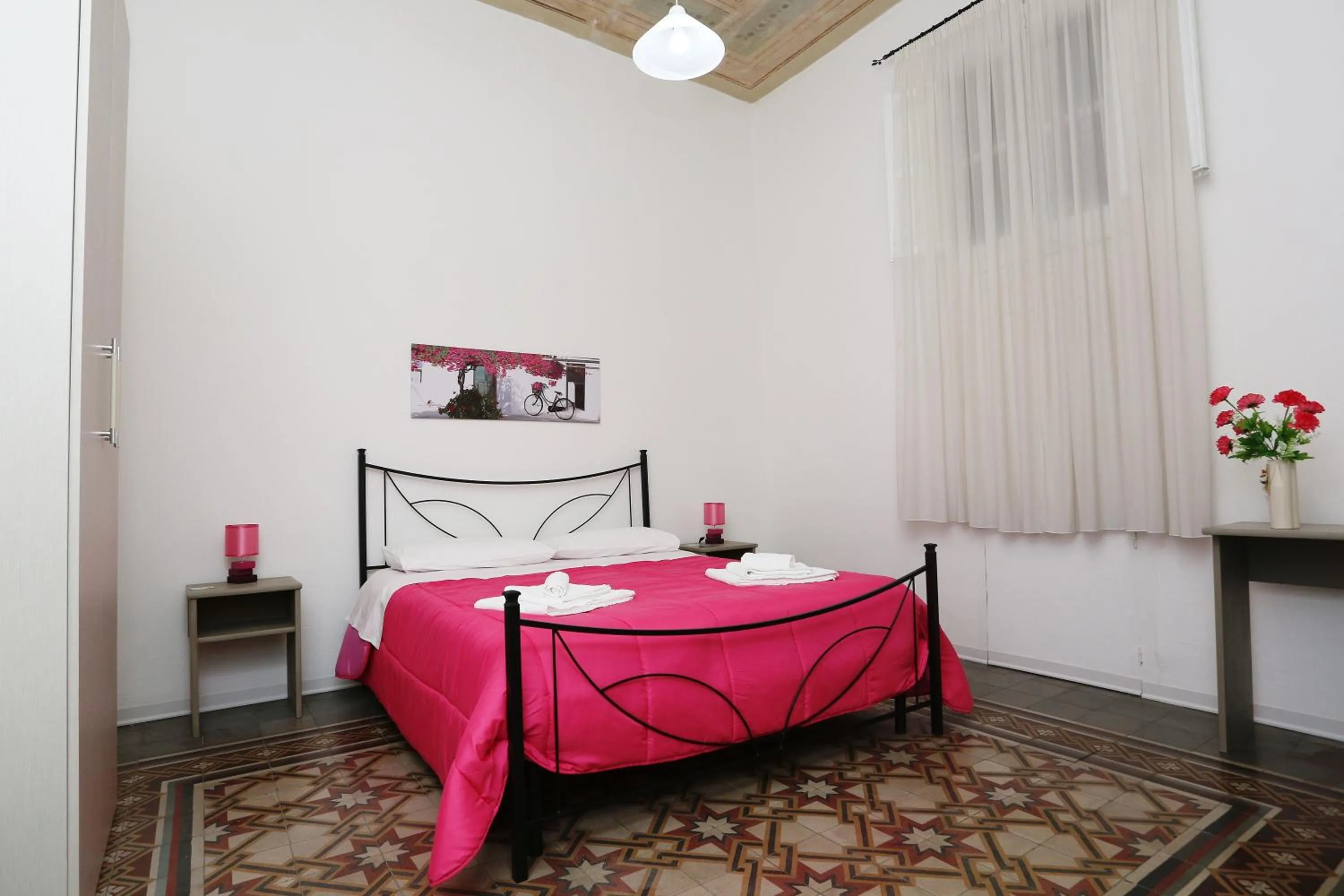 Photo of the whole room, Bed in Rest and Go