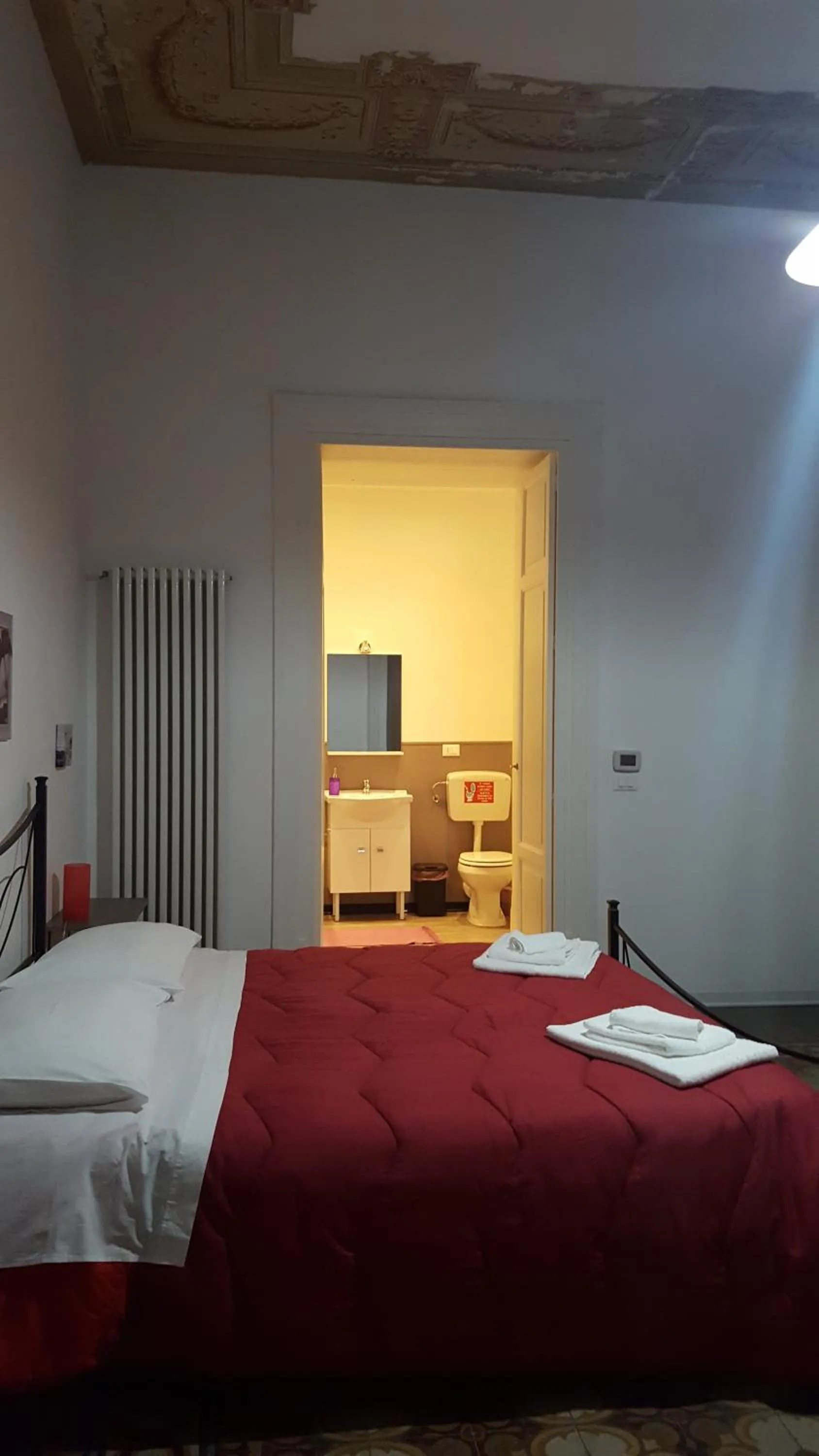 Photo of the whole room, Bed in Rest and Go