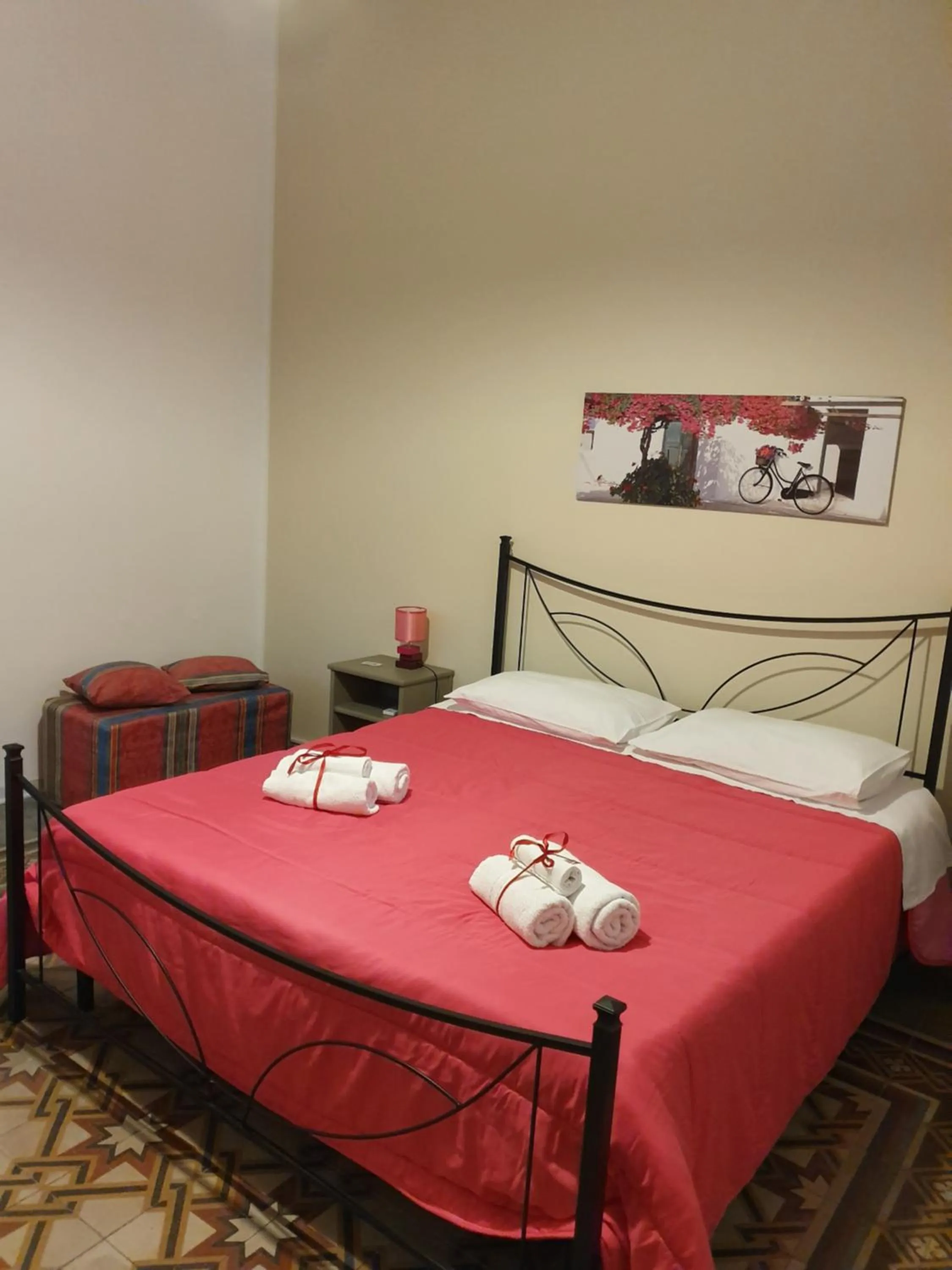 Photo of the whole room, Bed in Rest and Go