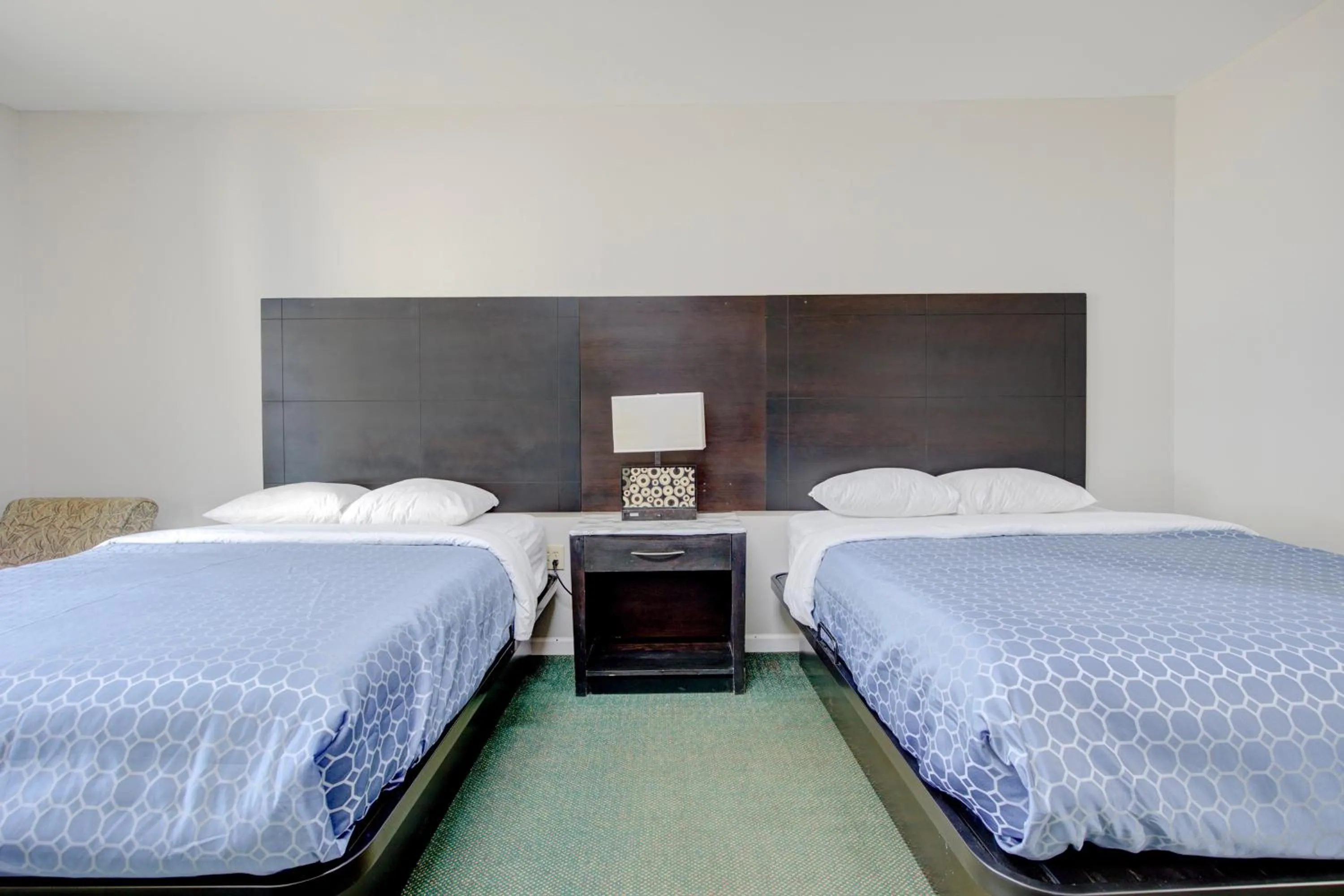 2 Queen Beds Non-Smoking in Plantation Inn & Suites Near Locust Grove I 75