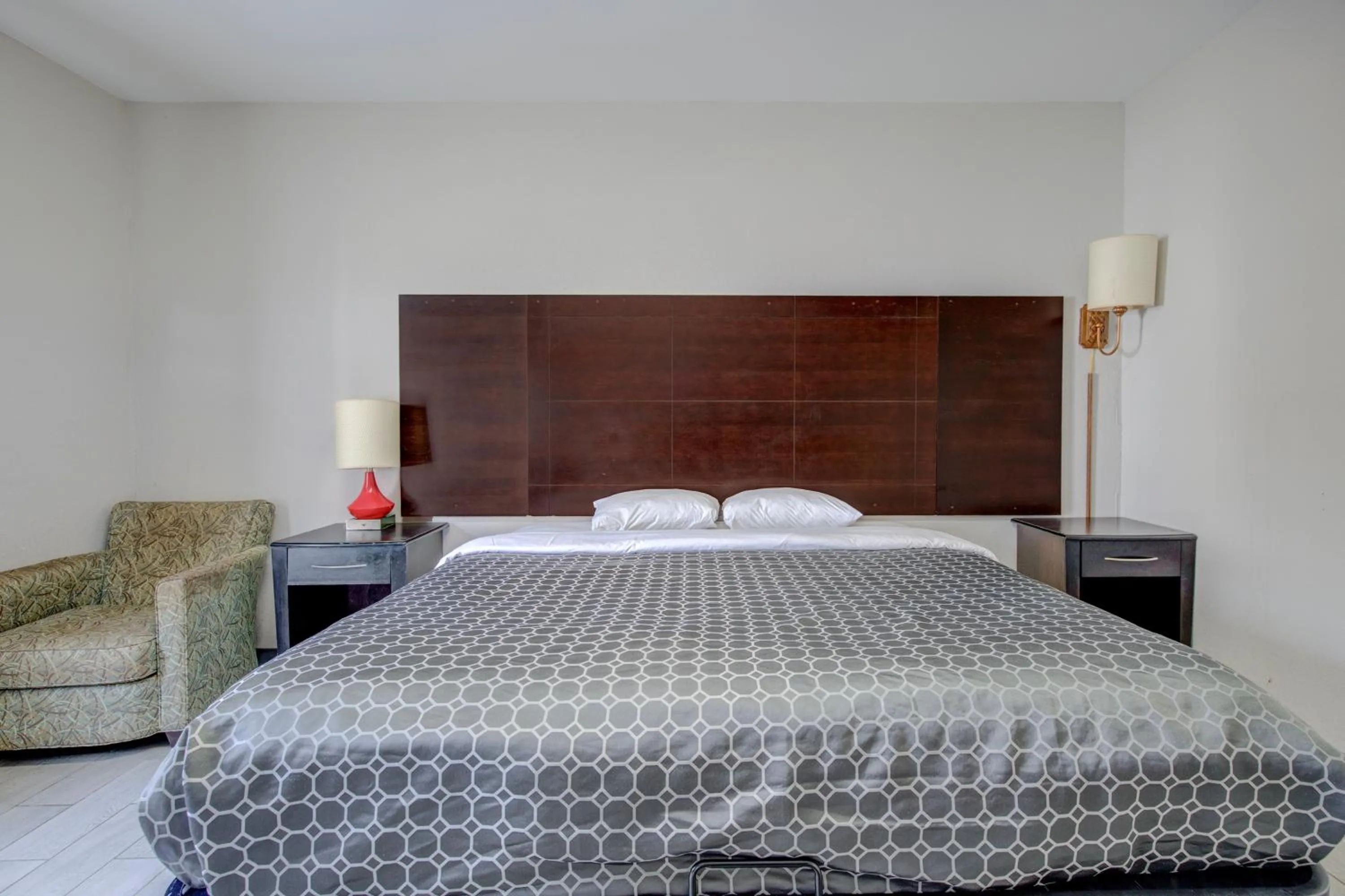 King Bed Accessible Non-Smoking in Plantation Inn & Suites Near Locust Grove I 75