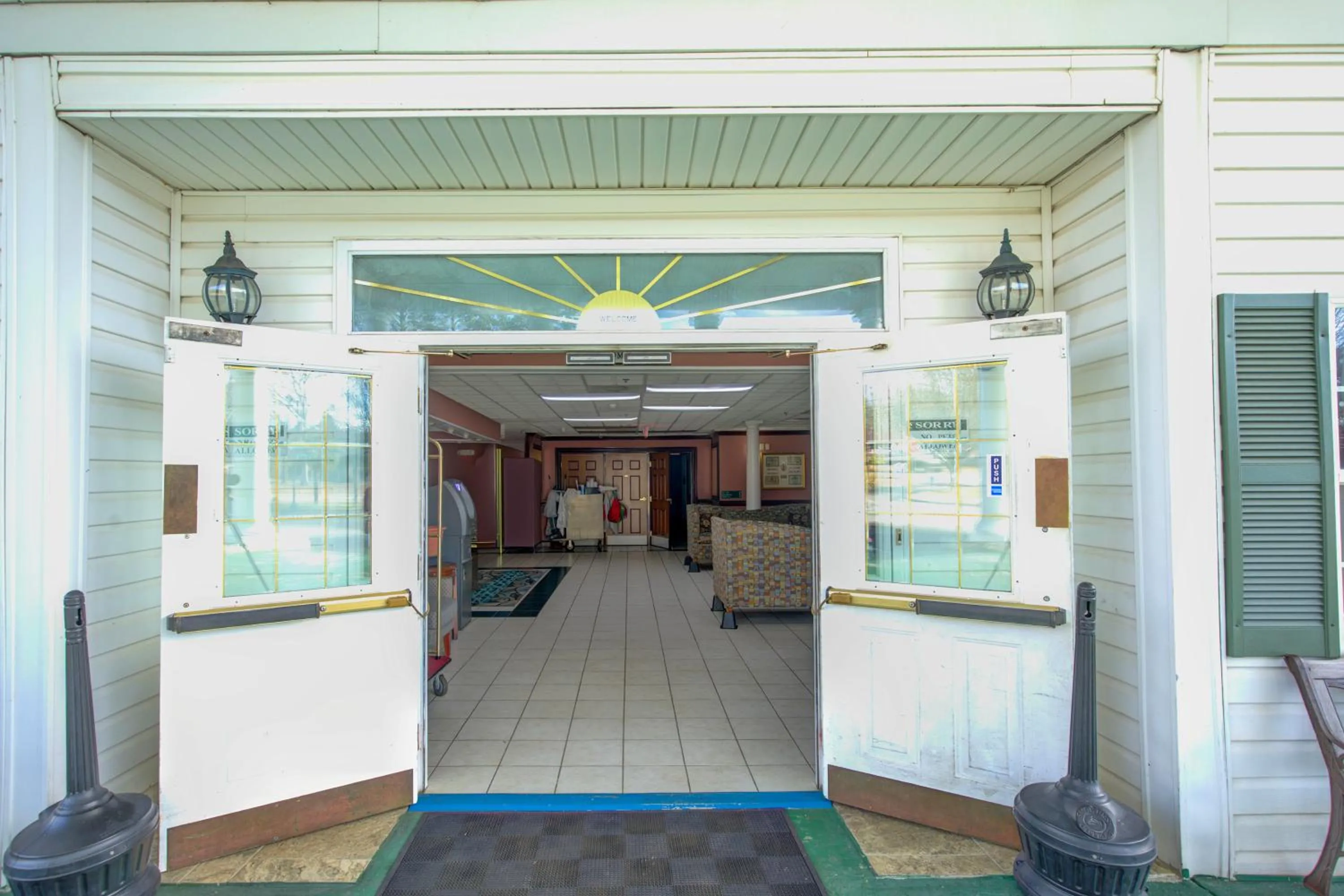 Plantation Inn & Suites Near Locust Grove I 75