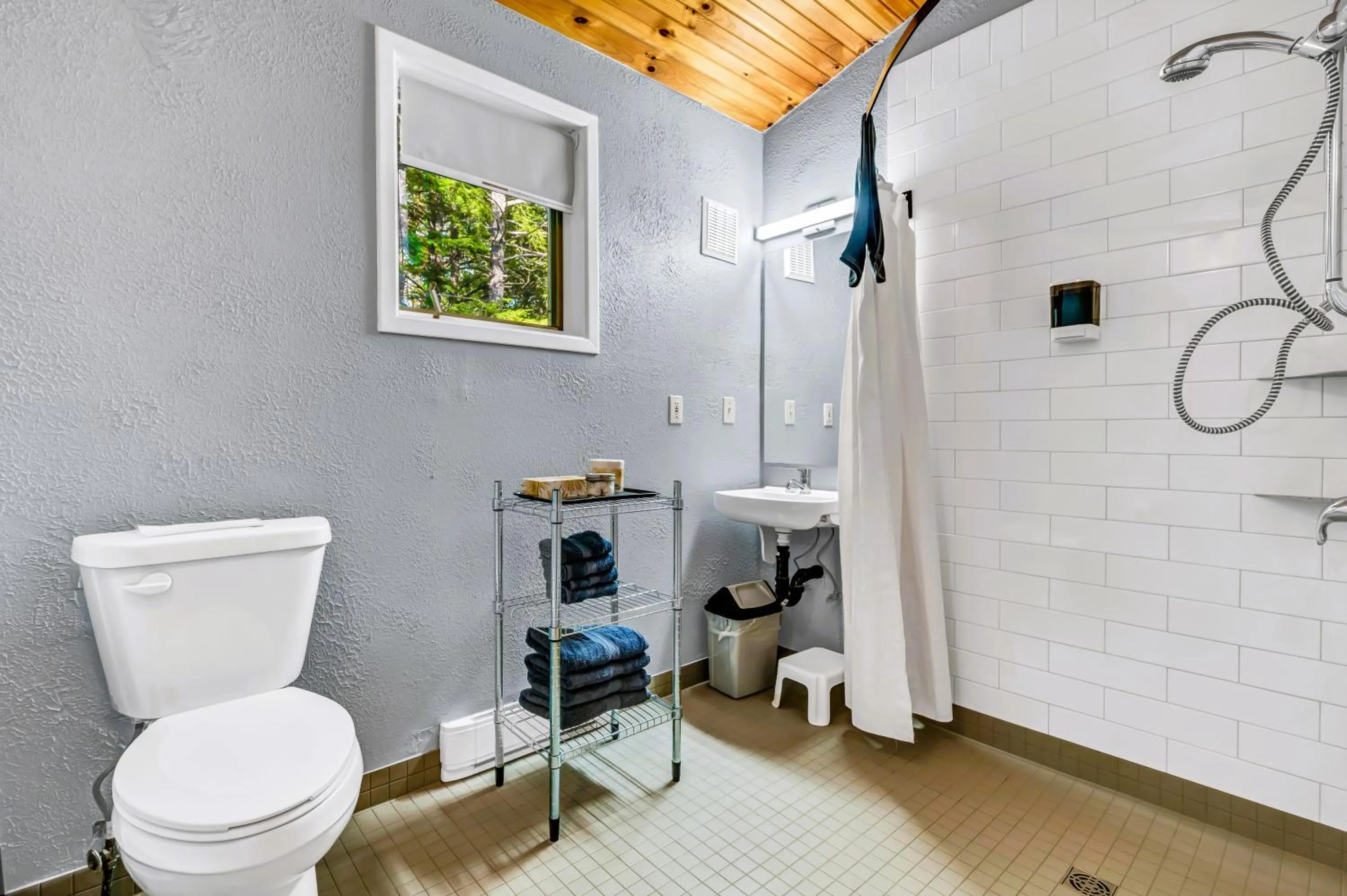Bathroom in Mersey River Chalets a nature retreat