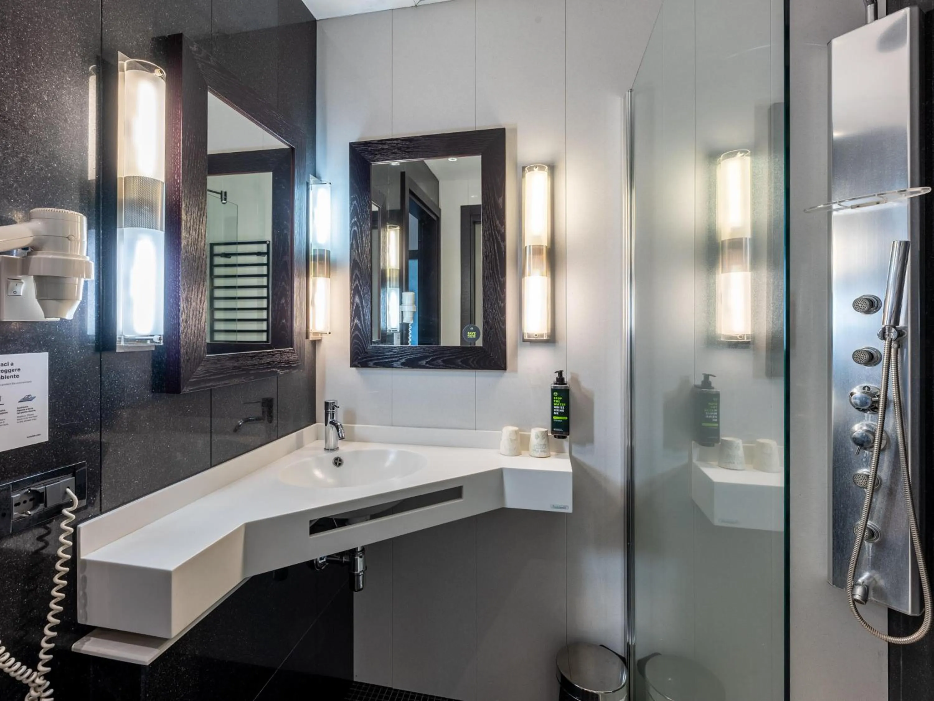 Bathroom in B&B Hotel Borgaro Torinese