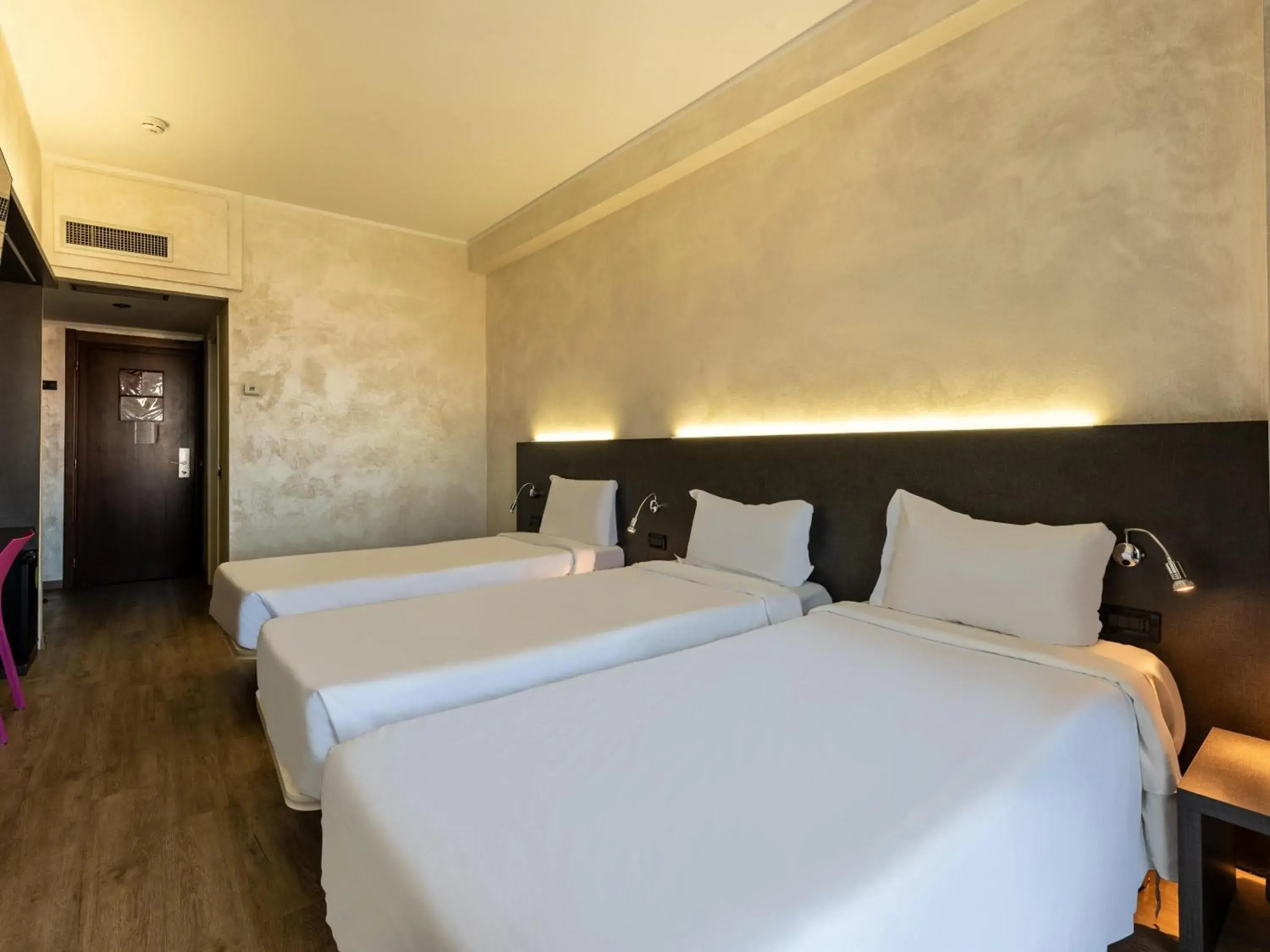 Superior Triple Room - single occupancy in B&B Hotel Borgaro Torinese Superior Triple Room - single occupancy in B&B Hotel Borgaro Torinese