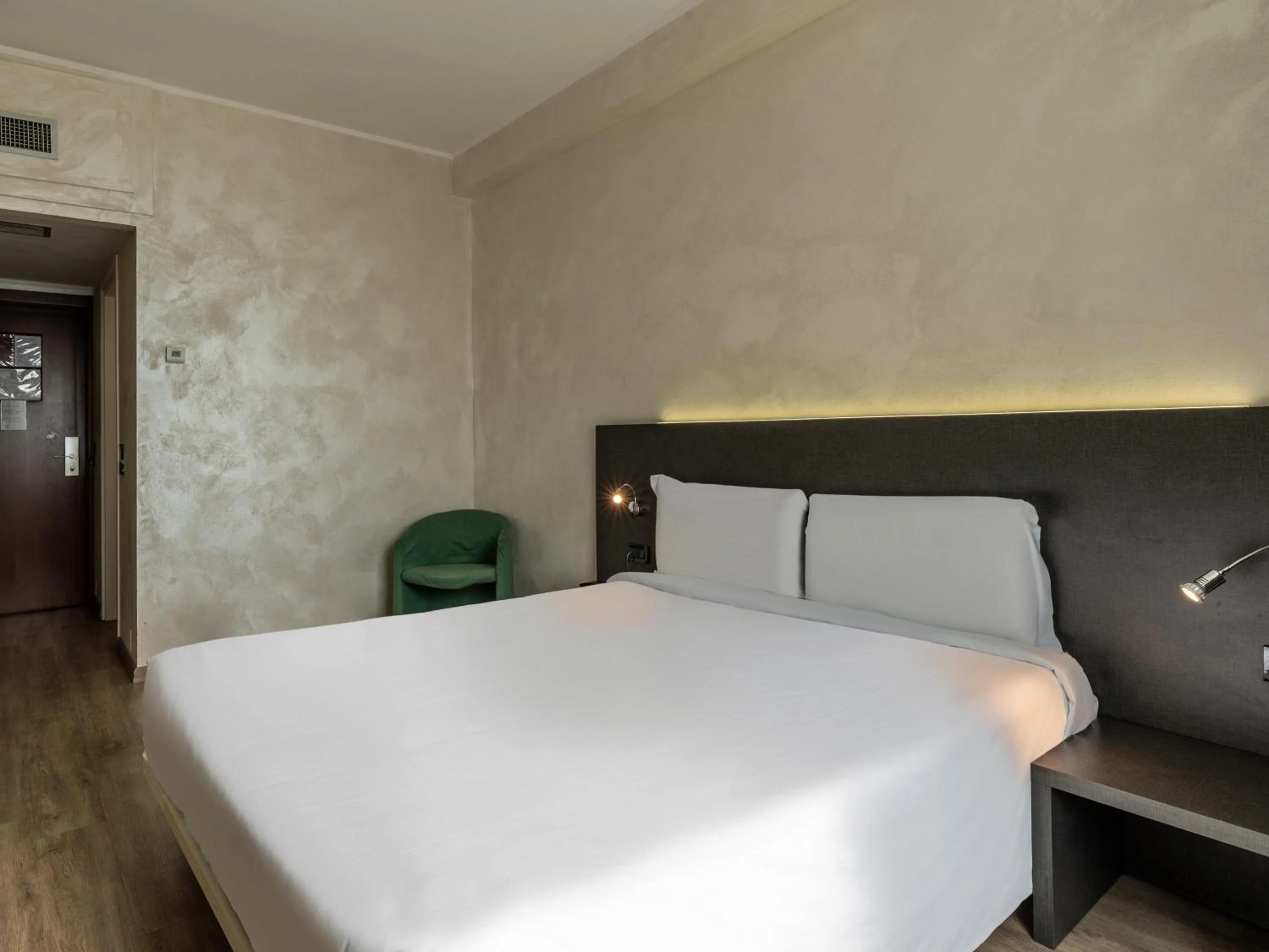 Photo of the whole room, Bed in B&B Hotel Borgaro Torinese