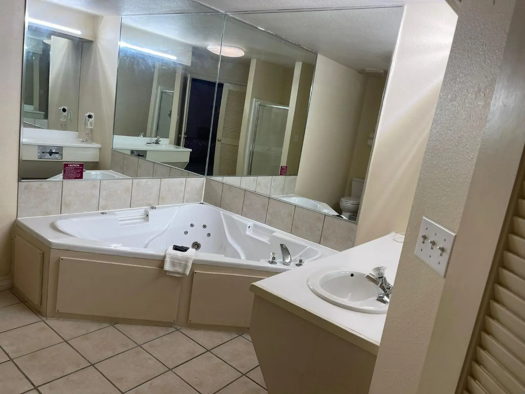 Bedroom in Lakeside inn & suites by OYO Mathis I 37 Bedroom in Lakeside inn & suites by OYO Mathis I 37