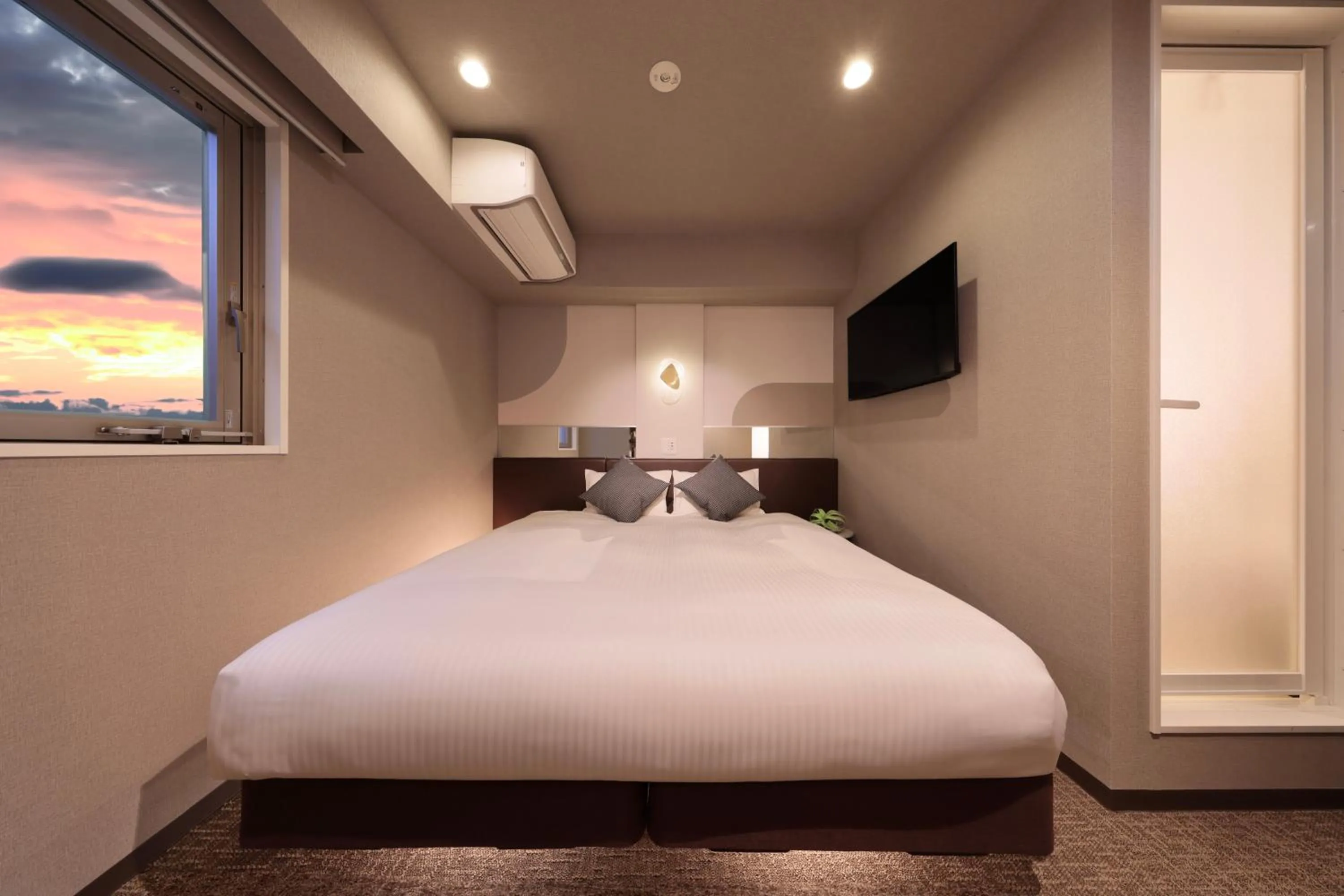 Bedroom, Bed in Tennouji Crystal Hotel