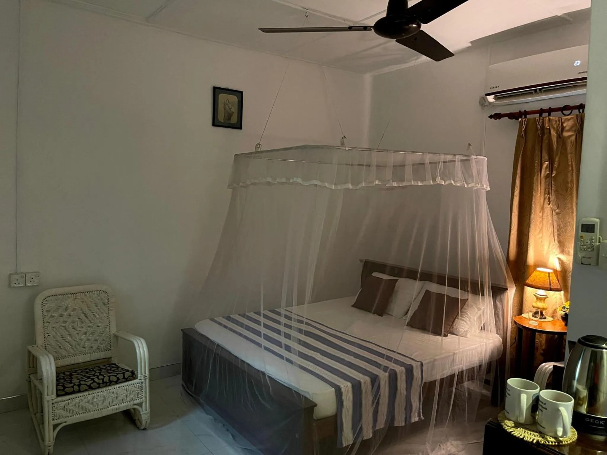 Bedroom, Bed in Number 01 by Taprobane