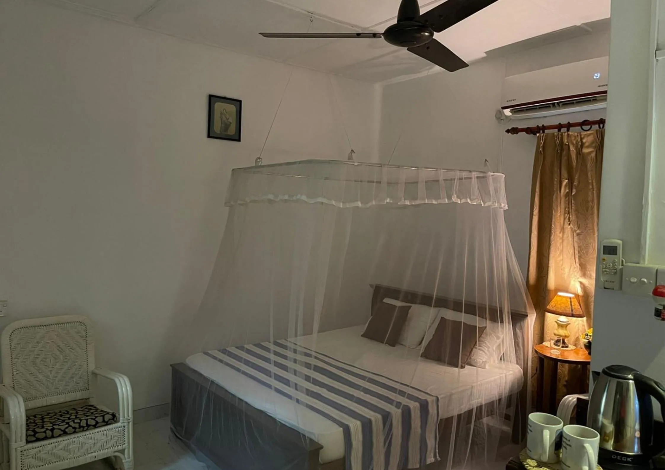 Bedroom, Bed in Number 01 by Taprobane