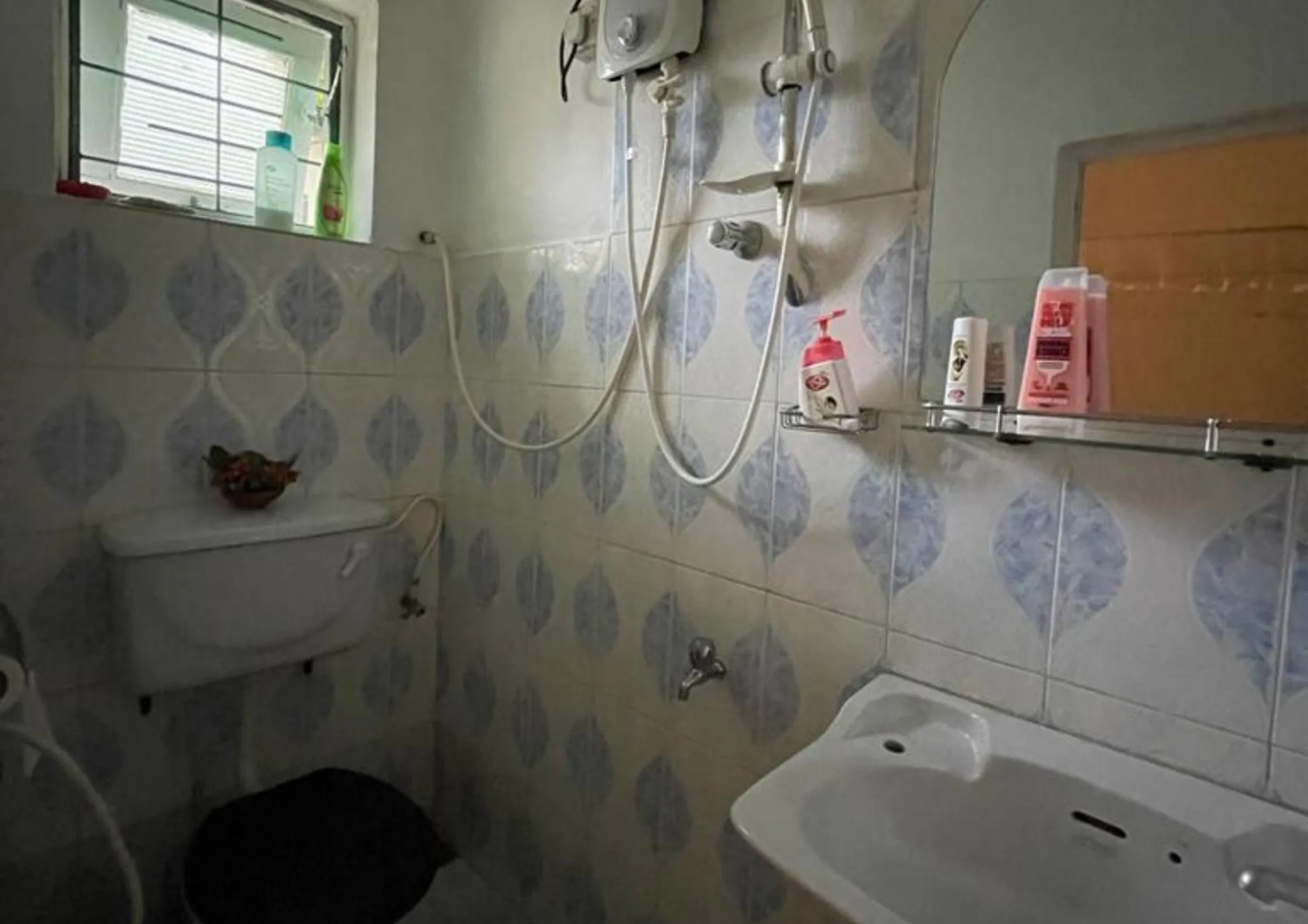Bathroom in Number 01 by Taprobane