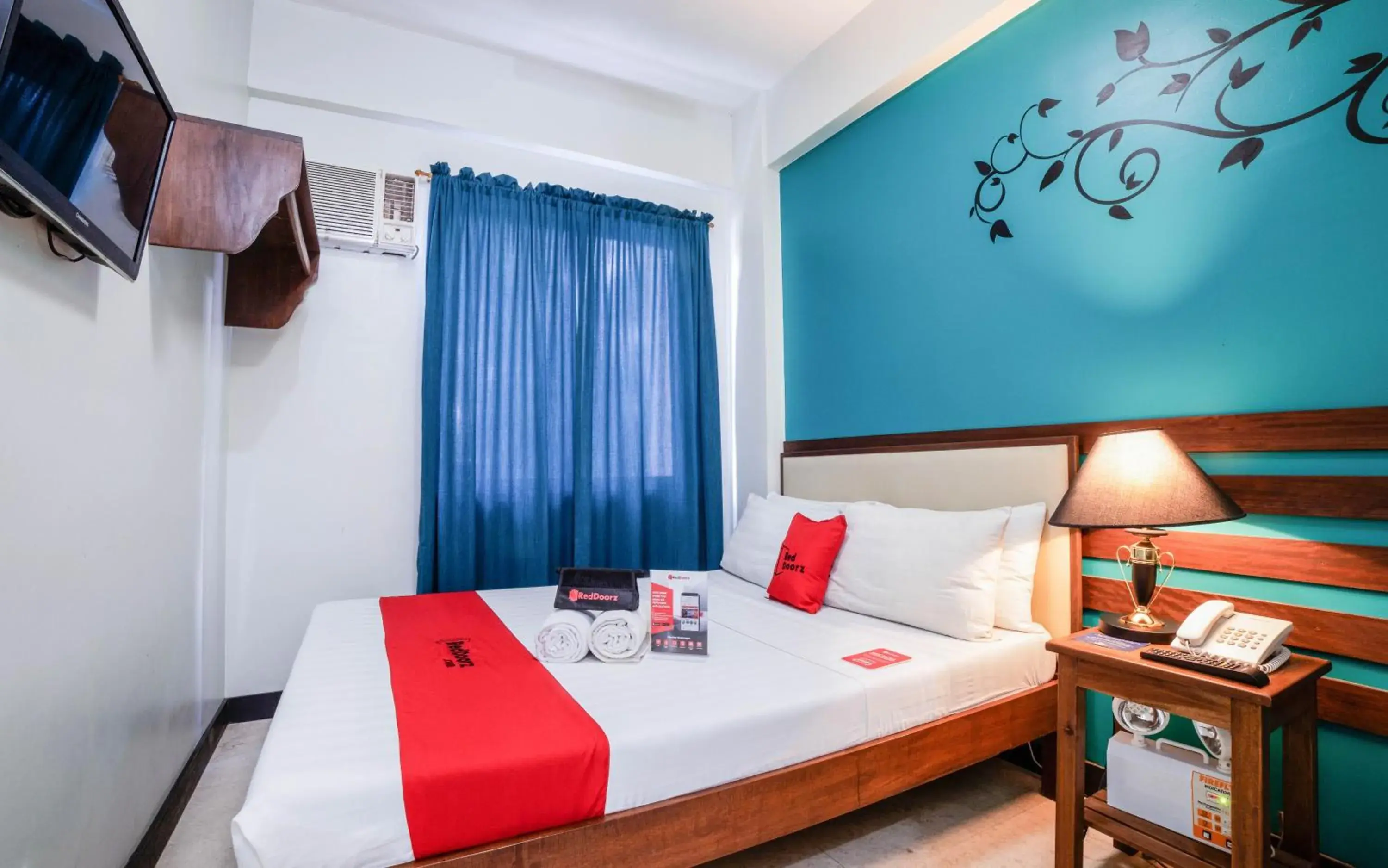 TV and multimedia, Bed in RedDoorz Plus near Rizal Junction TV and multimedia, Bed in RedDoorz Plus near Rizal Junction