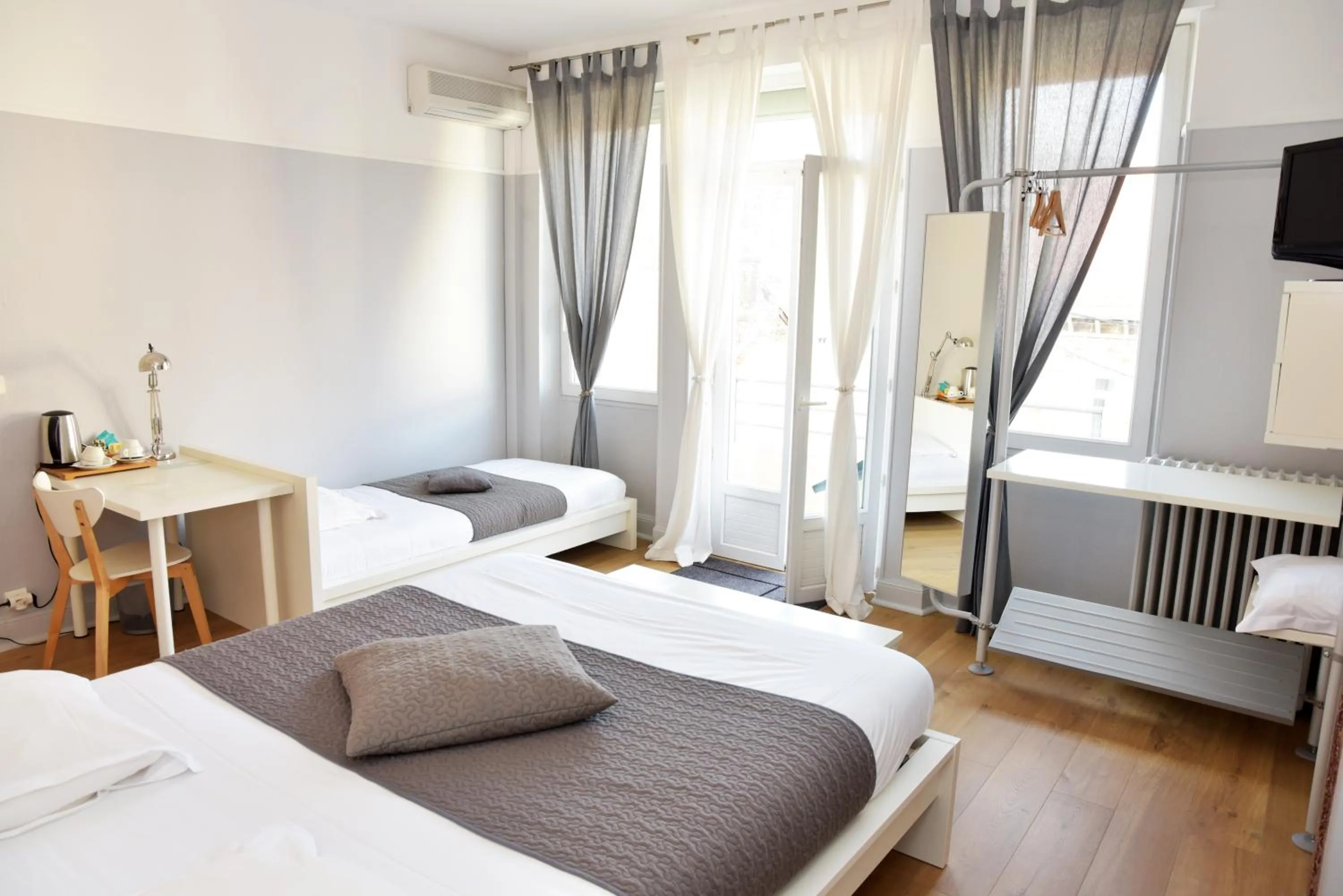 Bed in Cafe de Paris