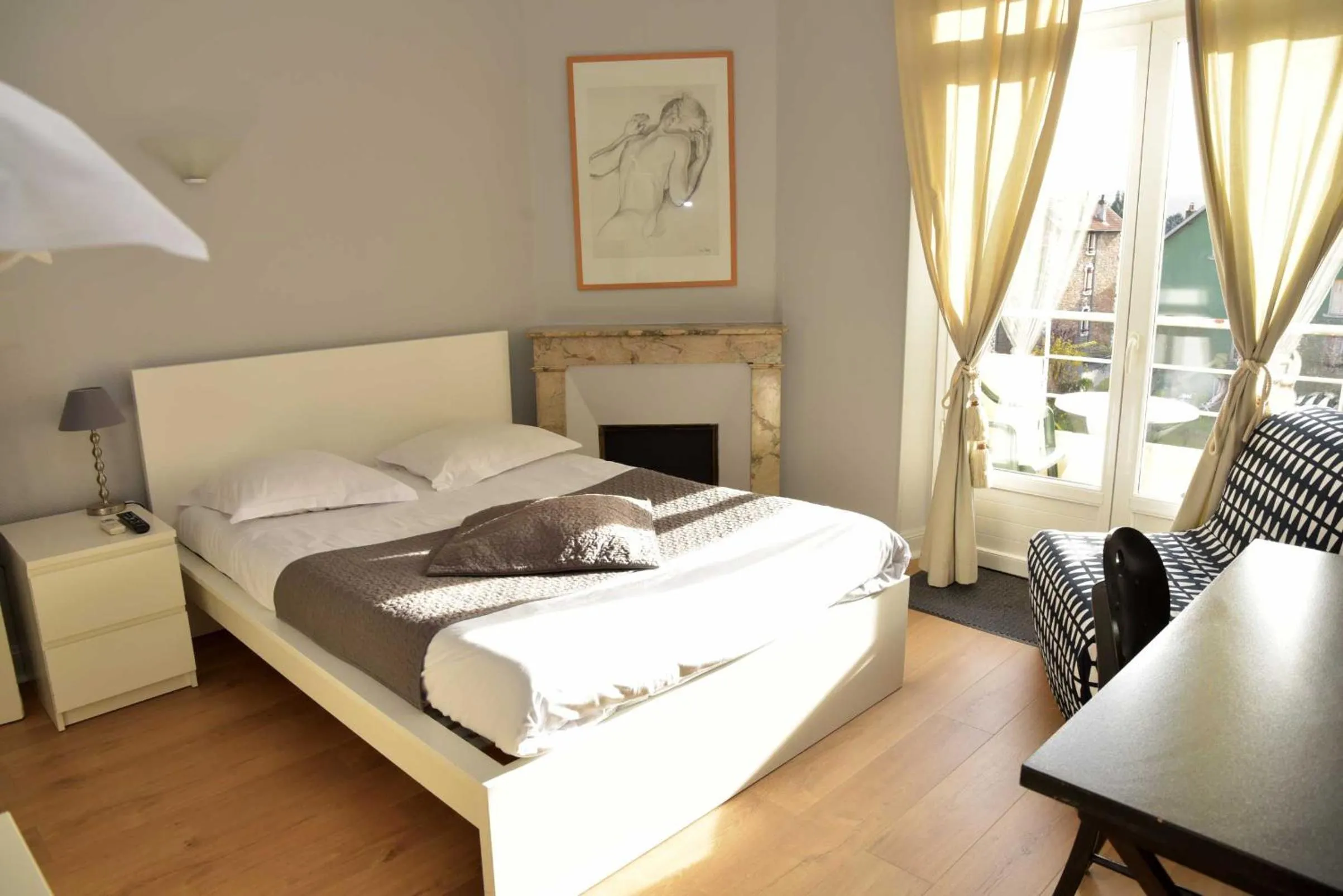 Bed in Cafe de Paris