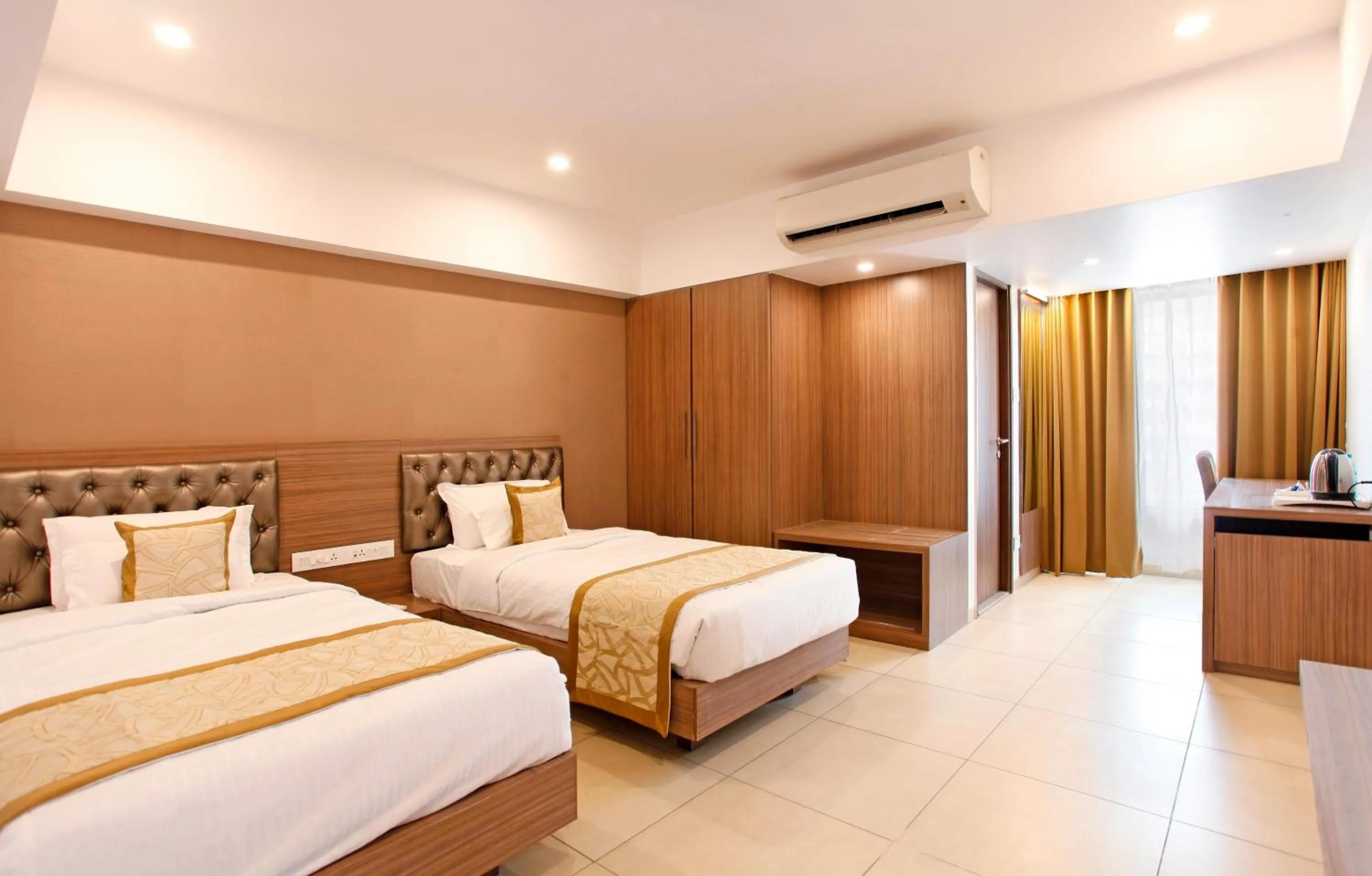 Bedroom, Bed in Hotel Dwarkamai