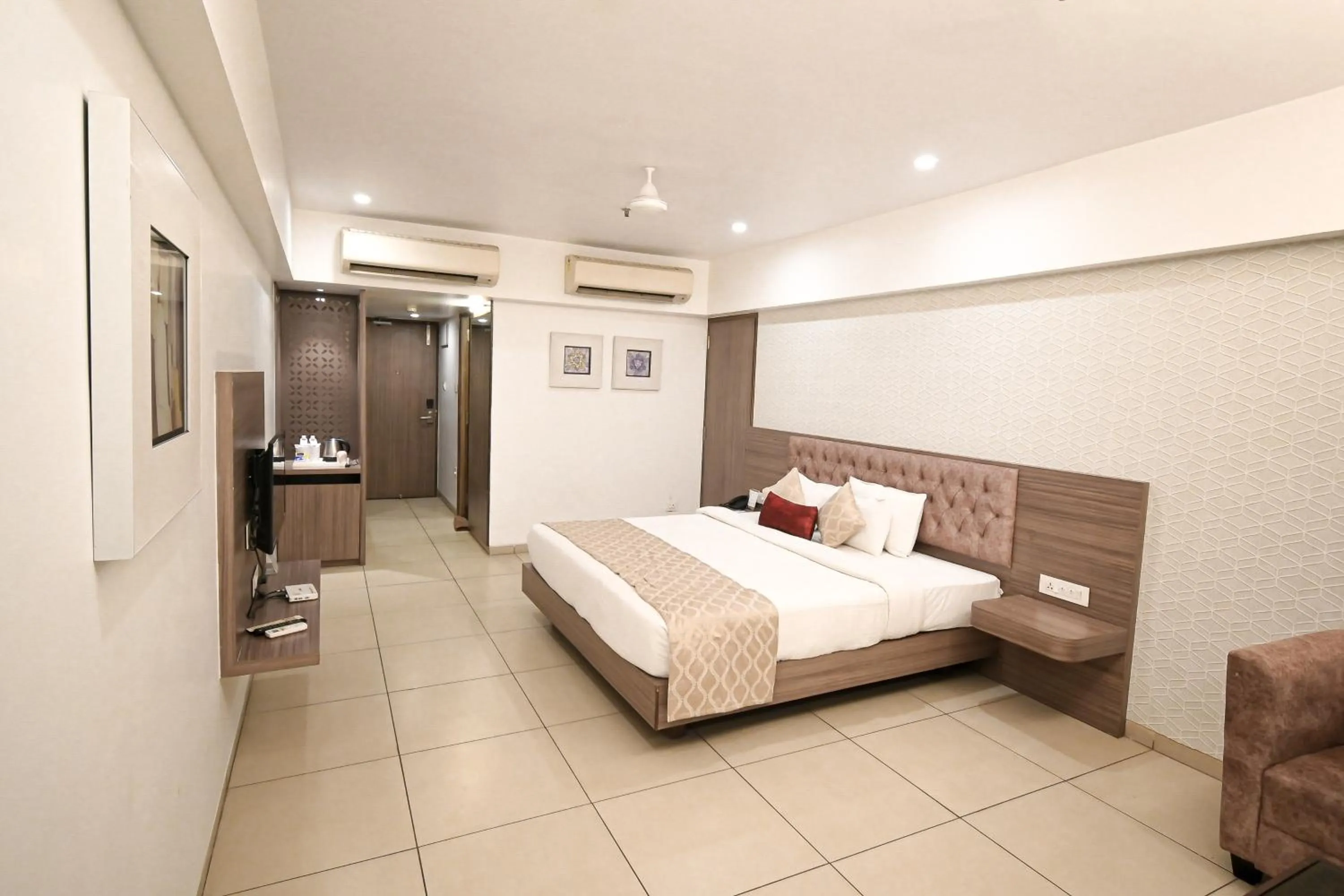 Bed in Hotel Dwarkamai