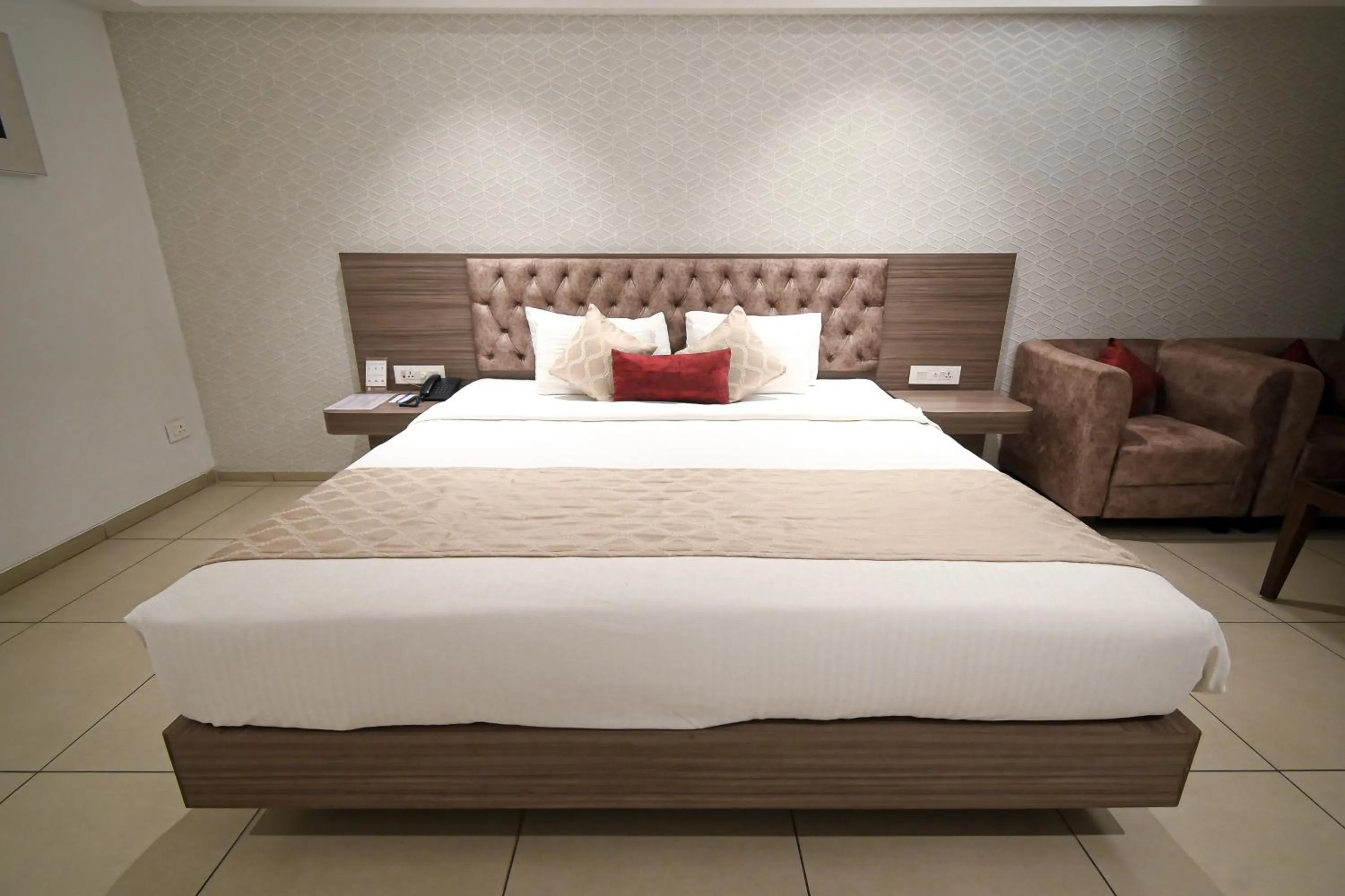 Bed in Hotel Dwarkamai