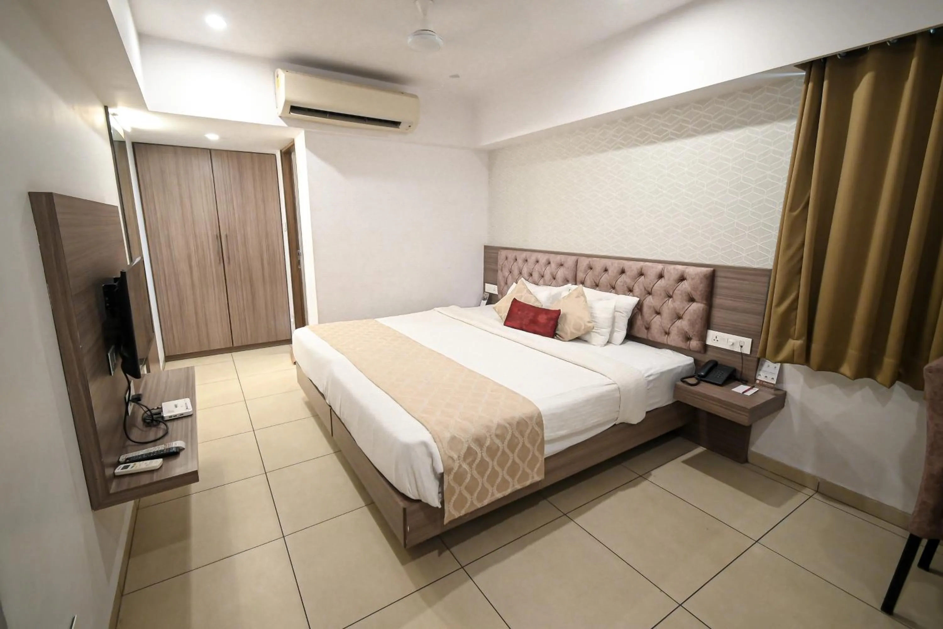 Bed in Hotel Dwarkamai