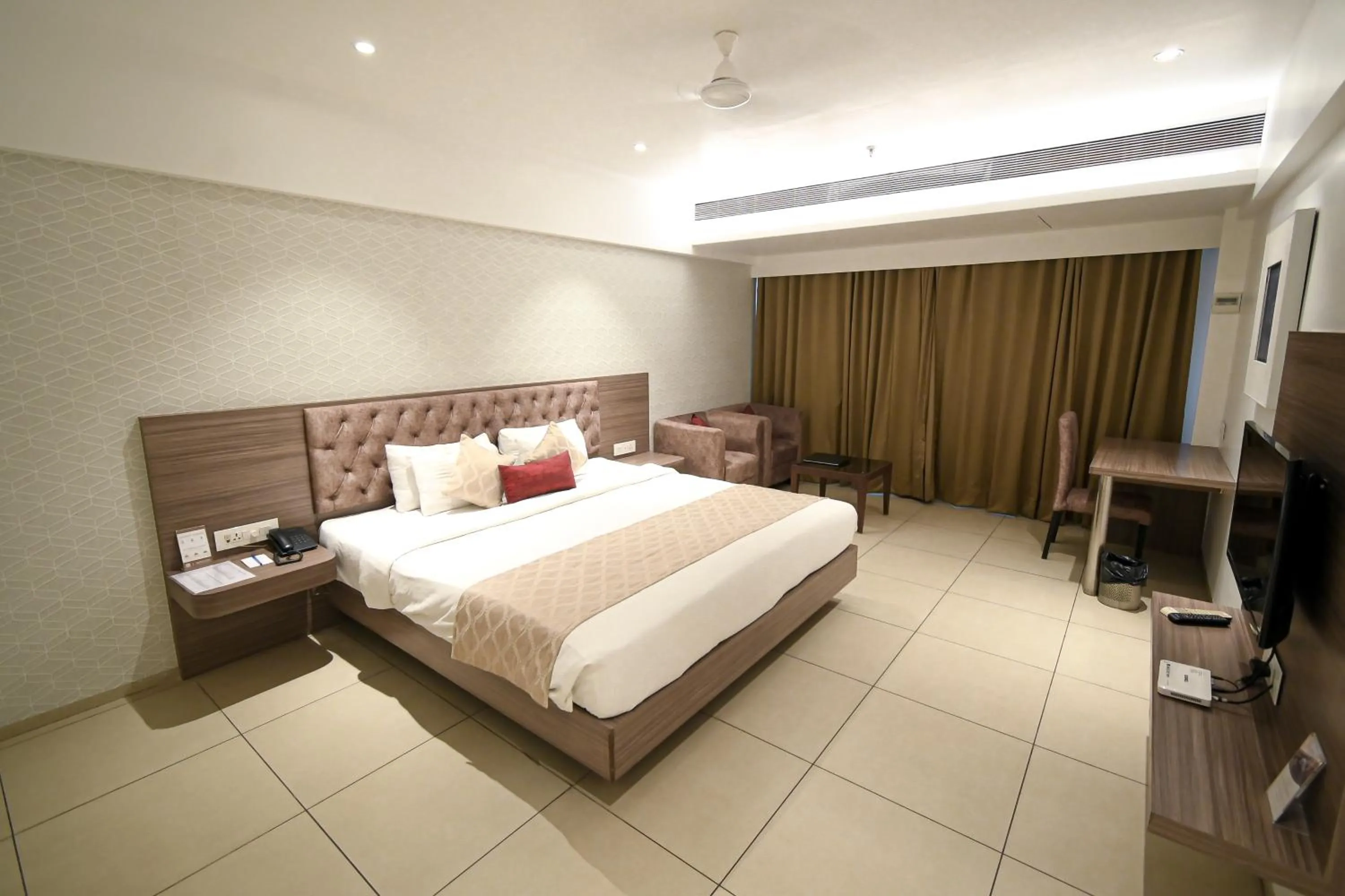 Bed in Hotel Dwarkamai