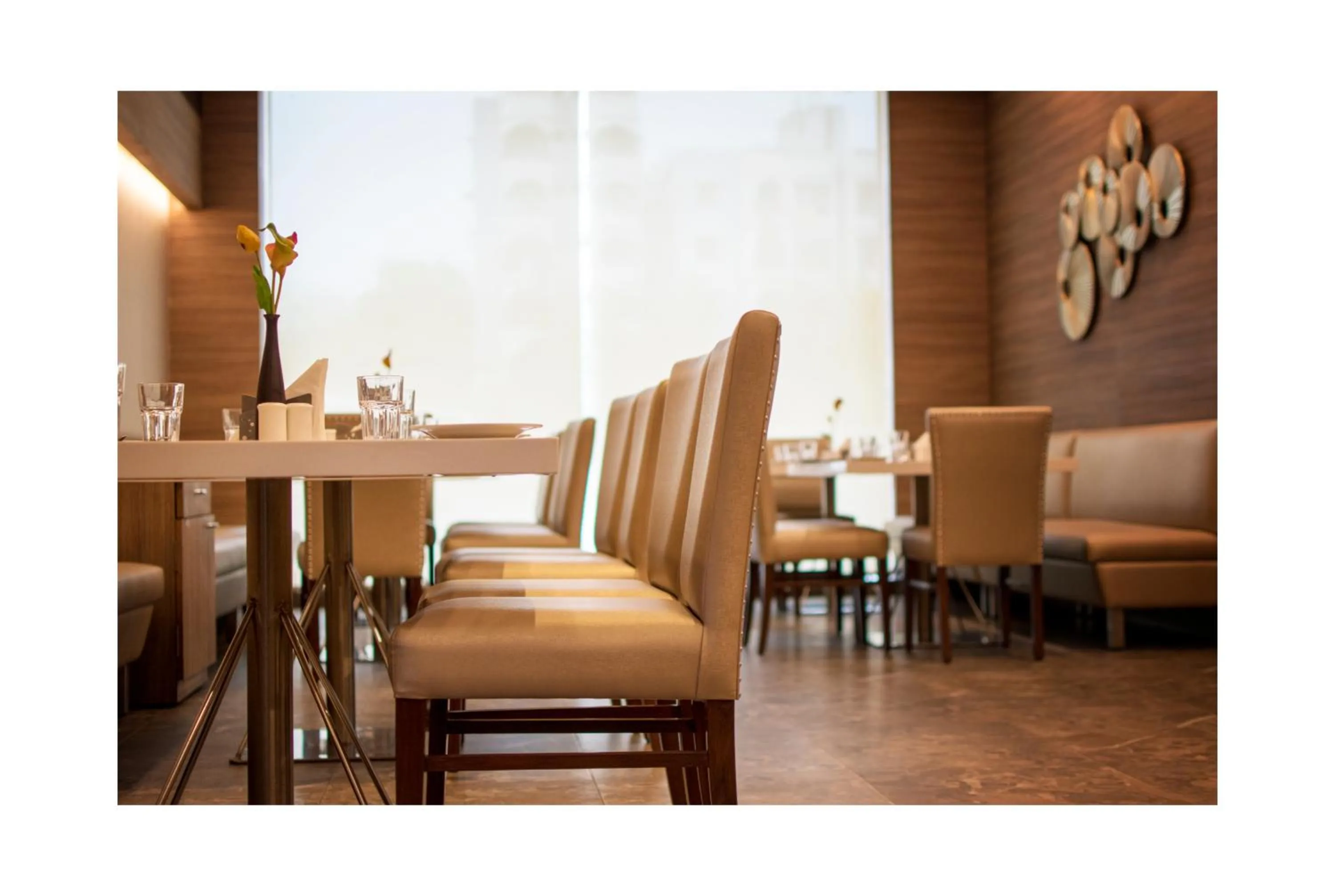 Restaurant/places to eat in Hotel Dwarkamai