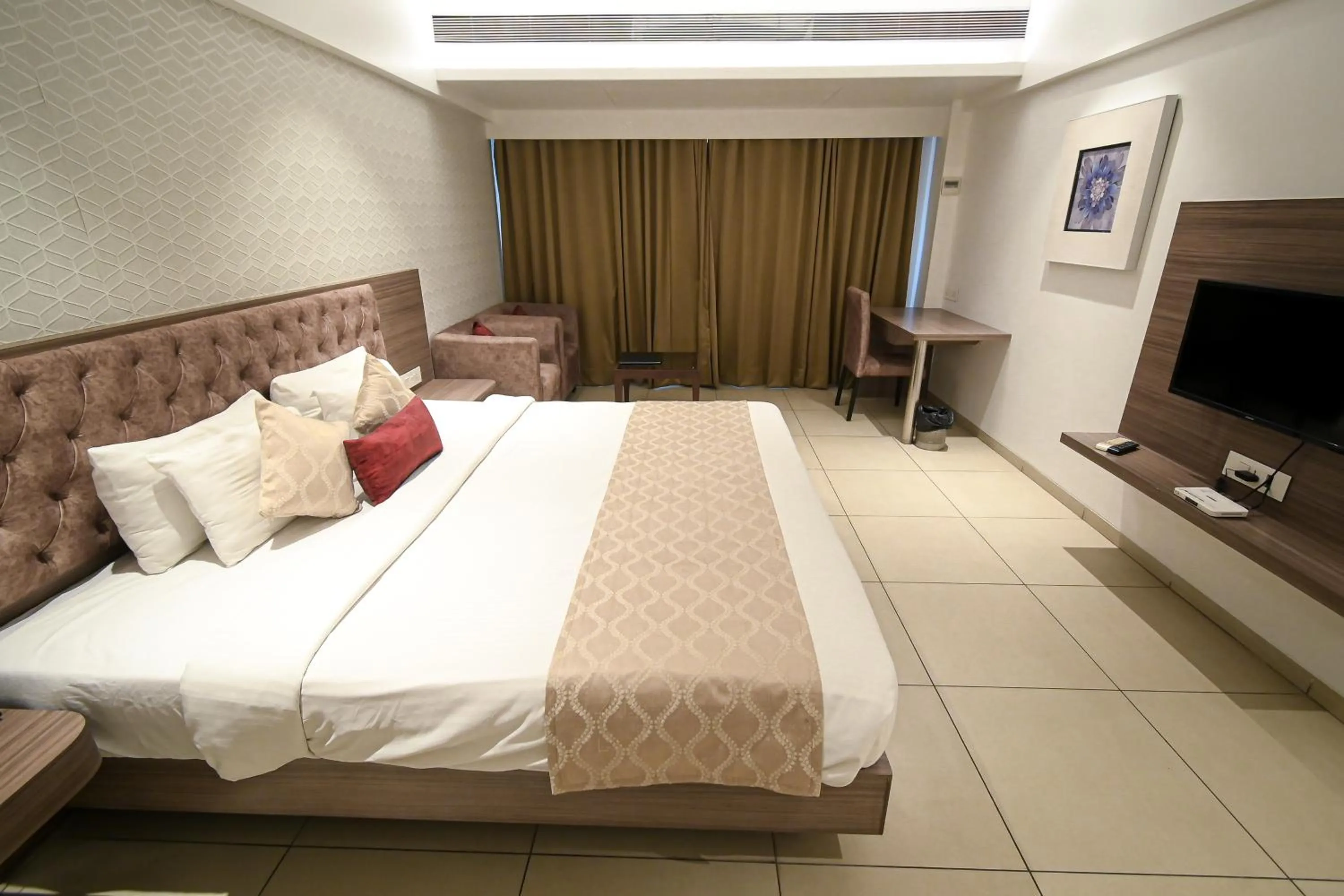 Bed in Hotel Dwarkamai