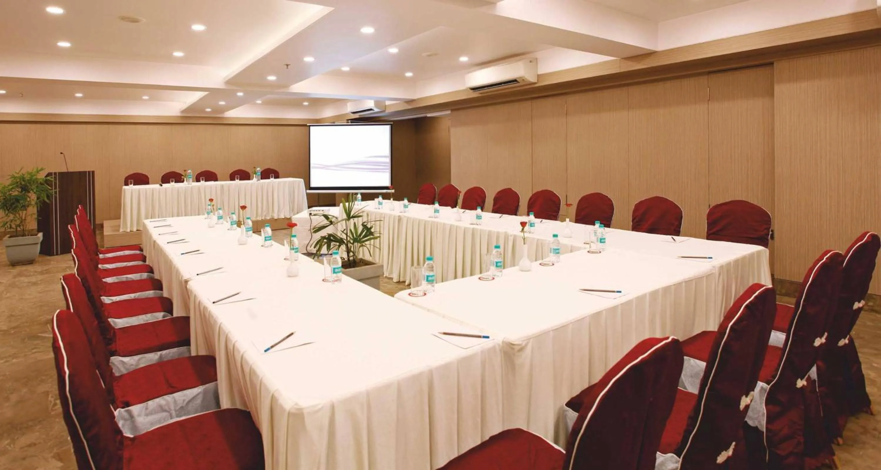 Restaurant/places to eat in Hotel Dwarkamai