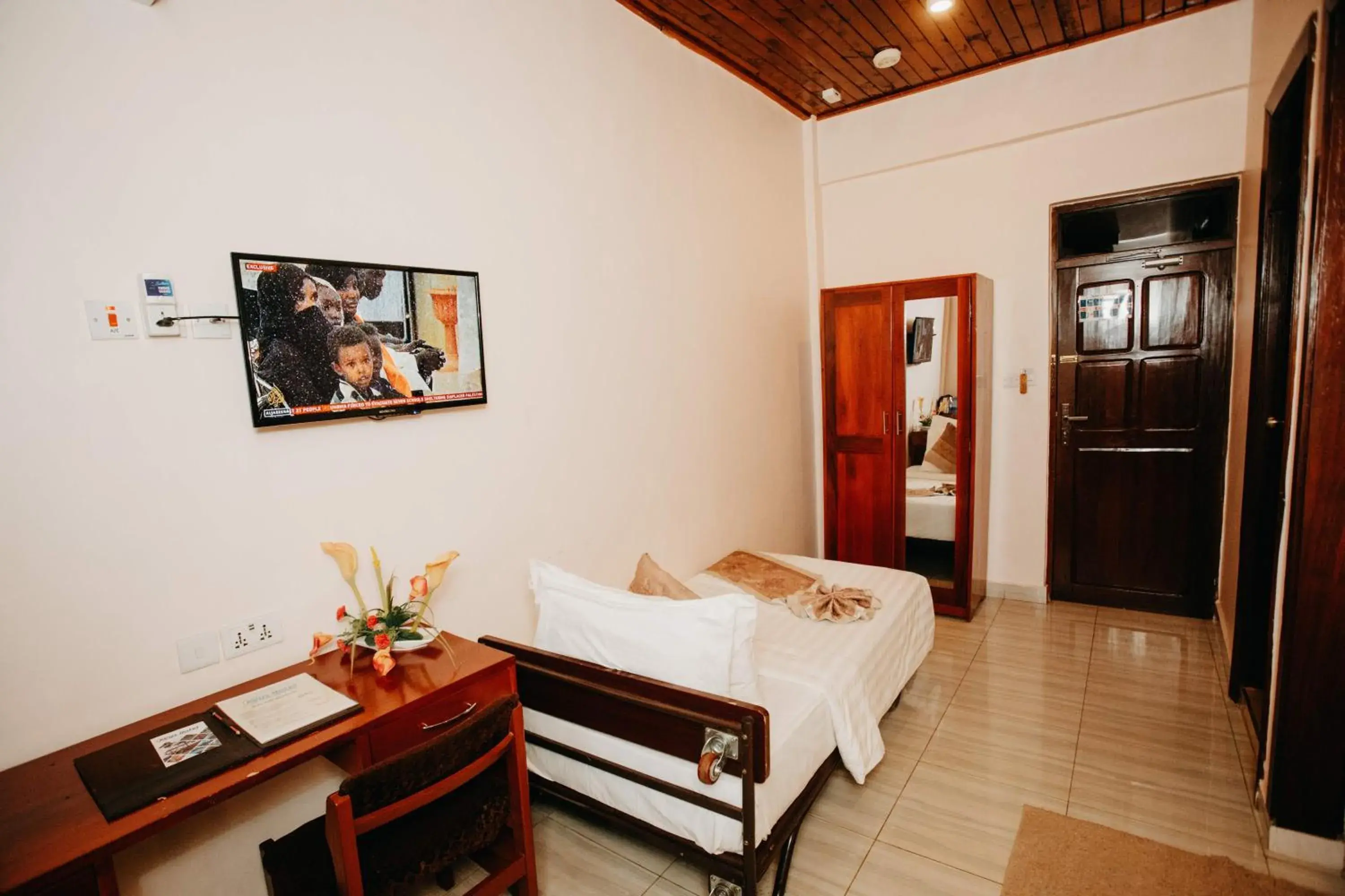 TV and multimedia, Bed in Keys Hotel TV and multimedia, Bed in Keys Hotel