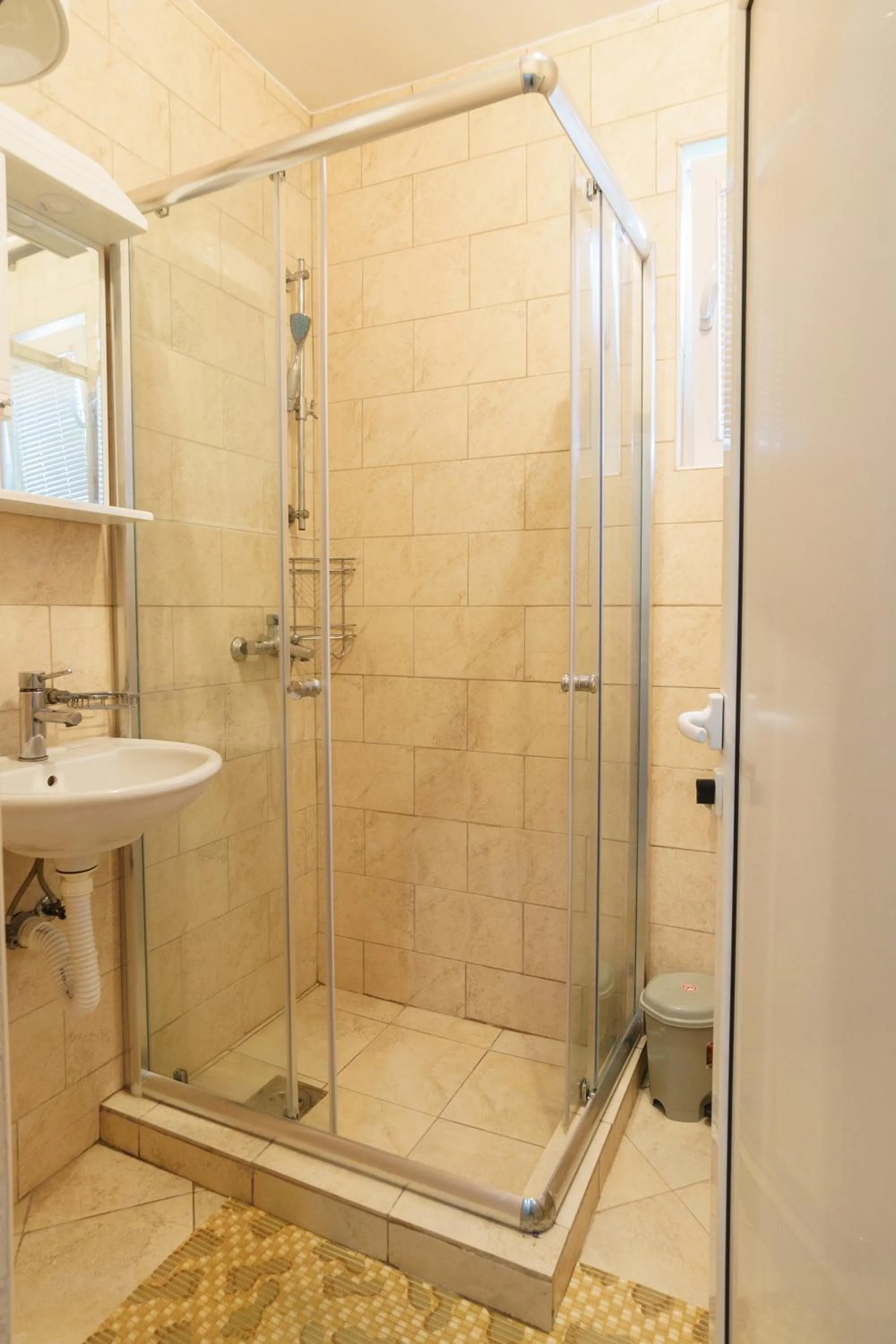 Shower in Apartments Lora