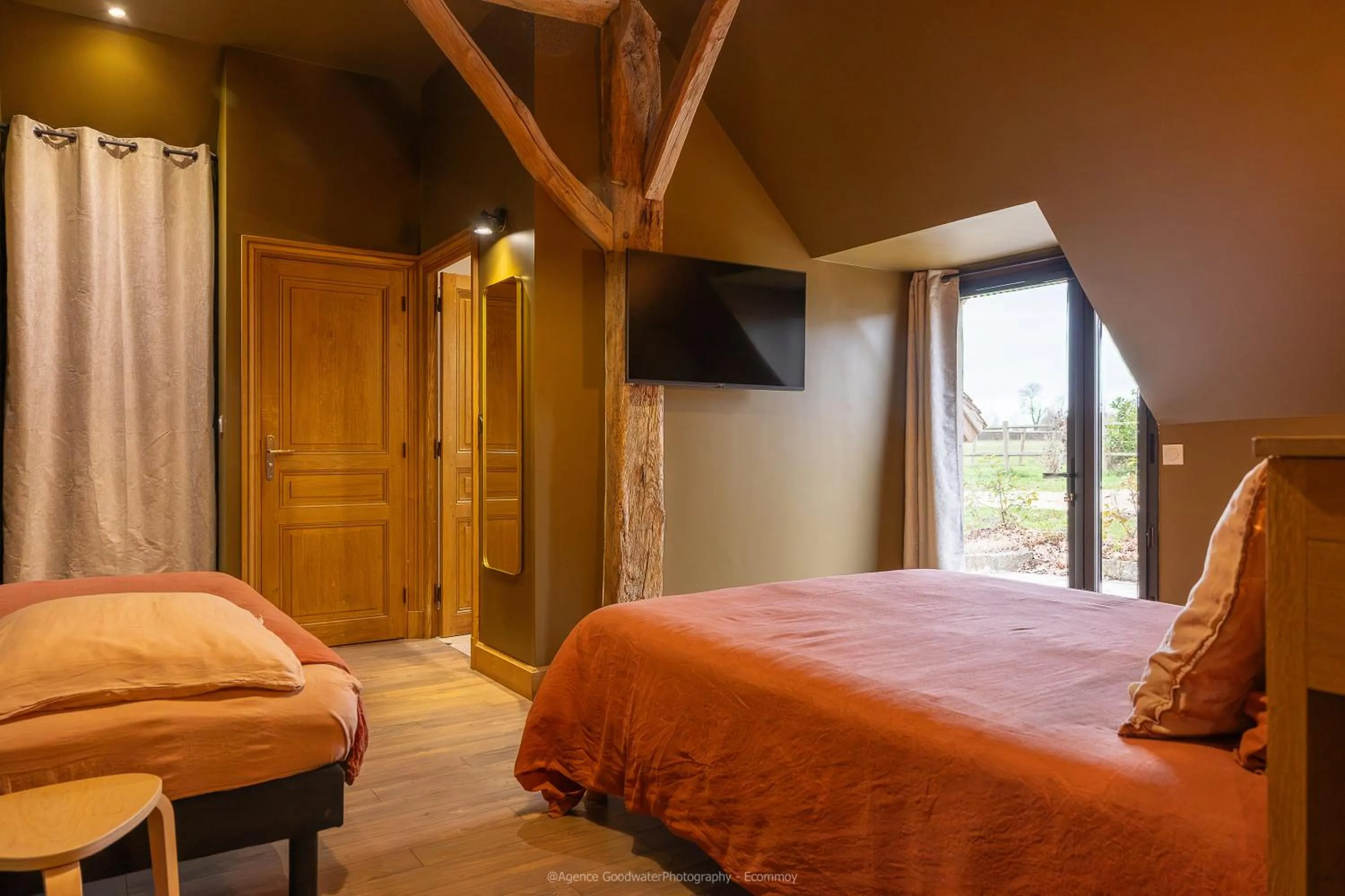 Bed in La Grange de Léonie Chambres d'hôtes Piscine et Spa Calme et à 5min A71 A20 A85