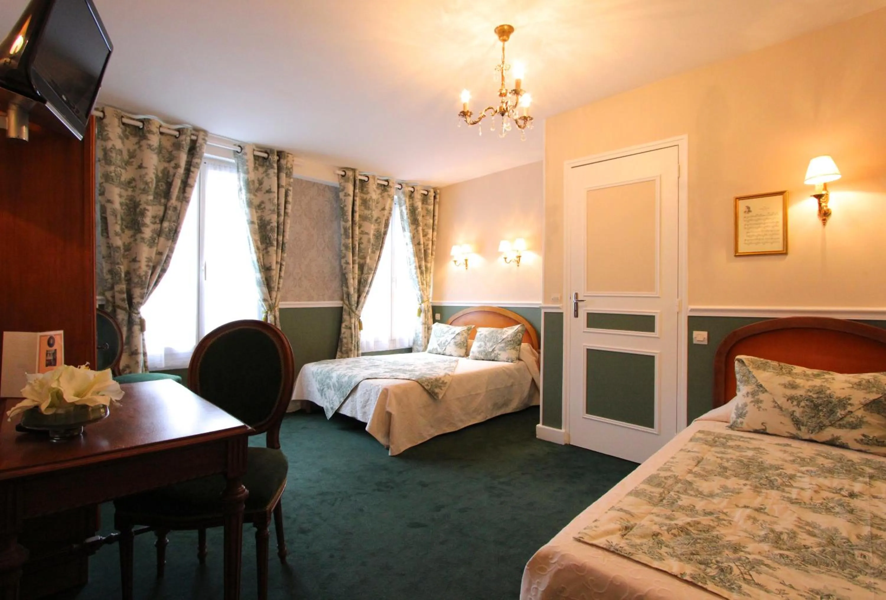 Photo of the whole room, Bed in Hôtel Chopin