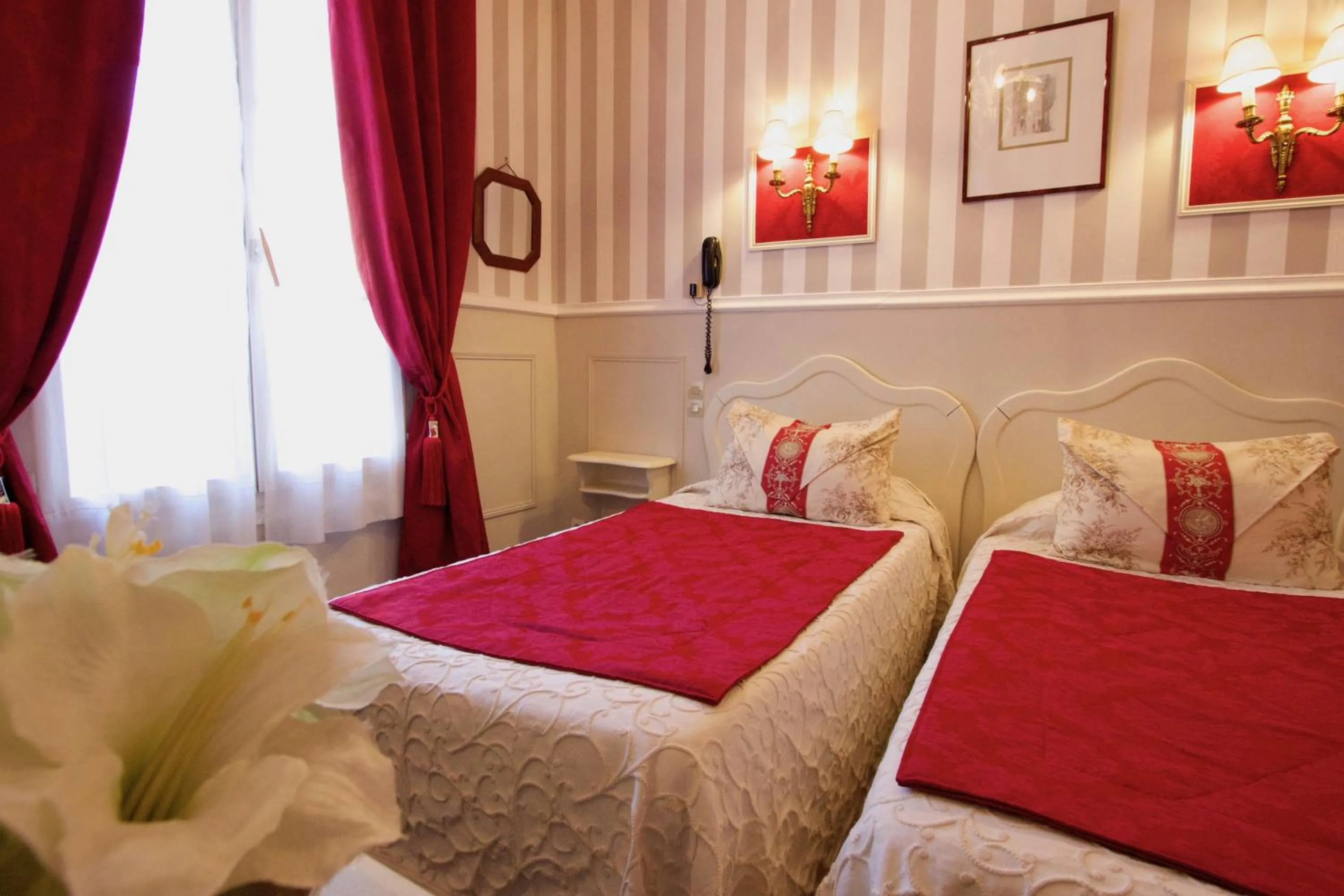 Photo of the whole room, Bed in Hôtel Chopin