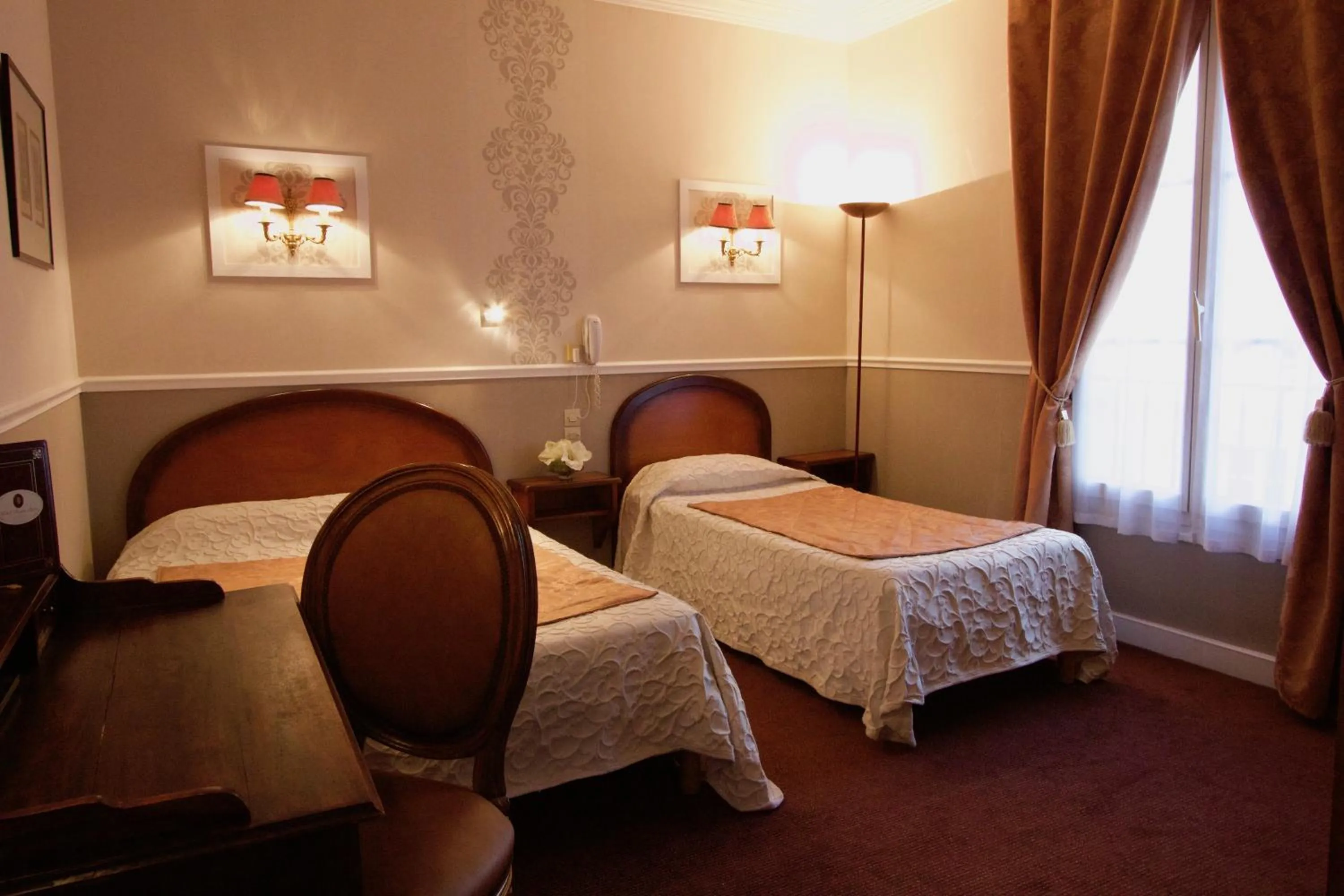 Photo of the whole room, Bed in Hôtel Chopin