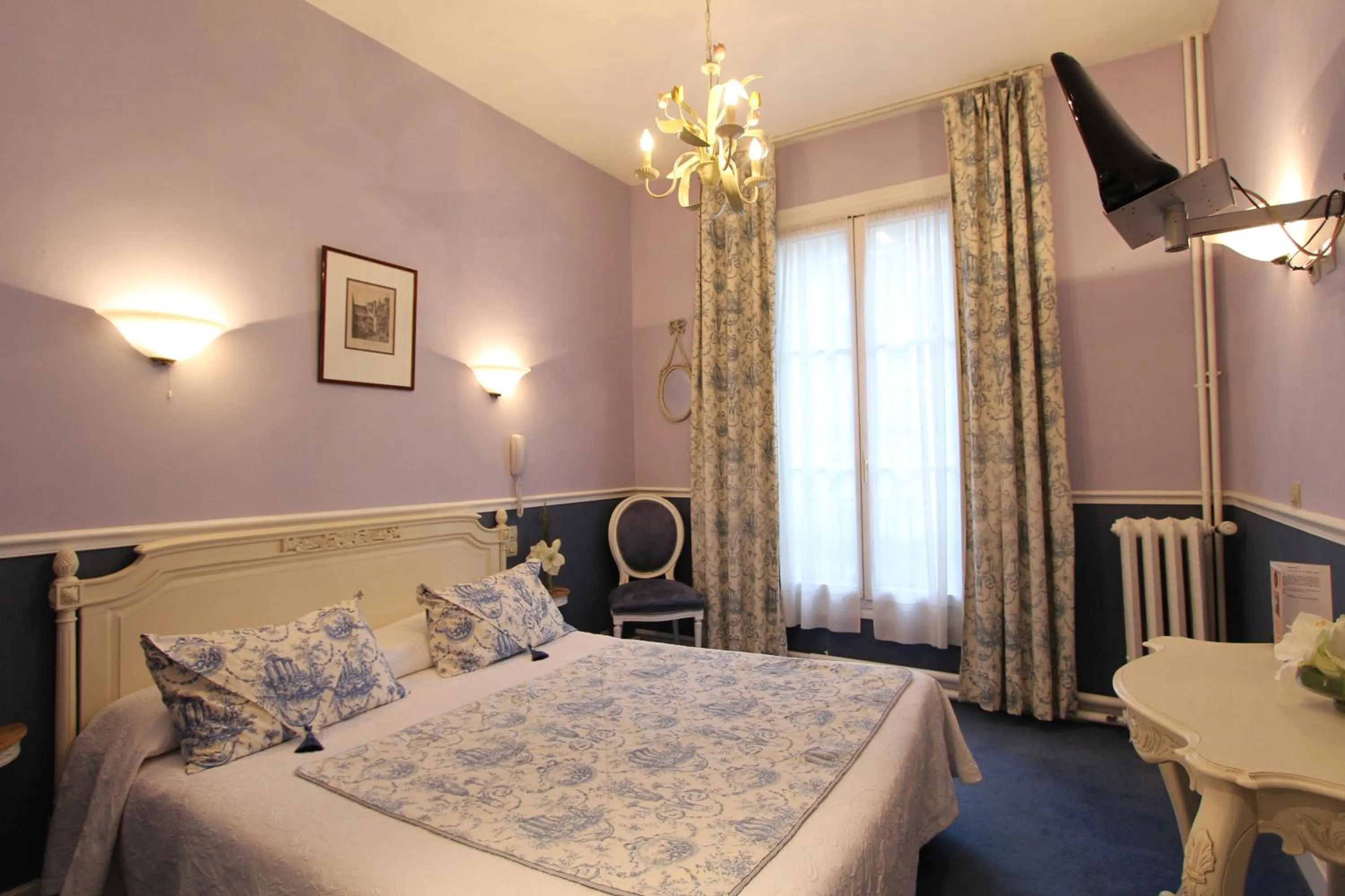 Photo of the whole room, Bed in Hôtel Chopin