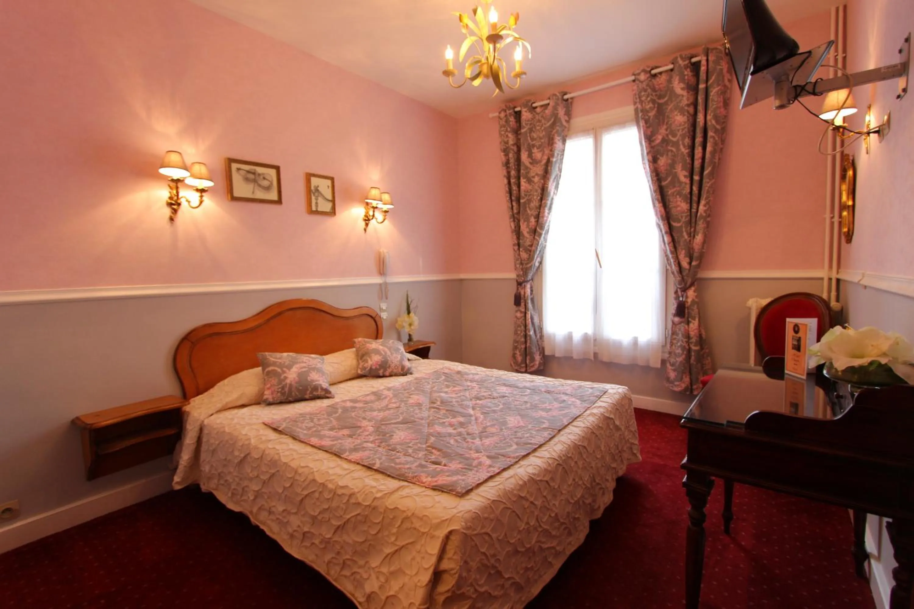 Photo of the whole room, Bed in Hôtel Chopin