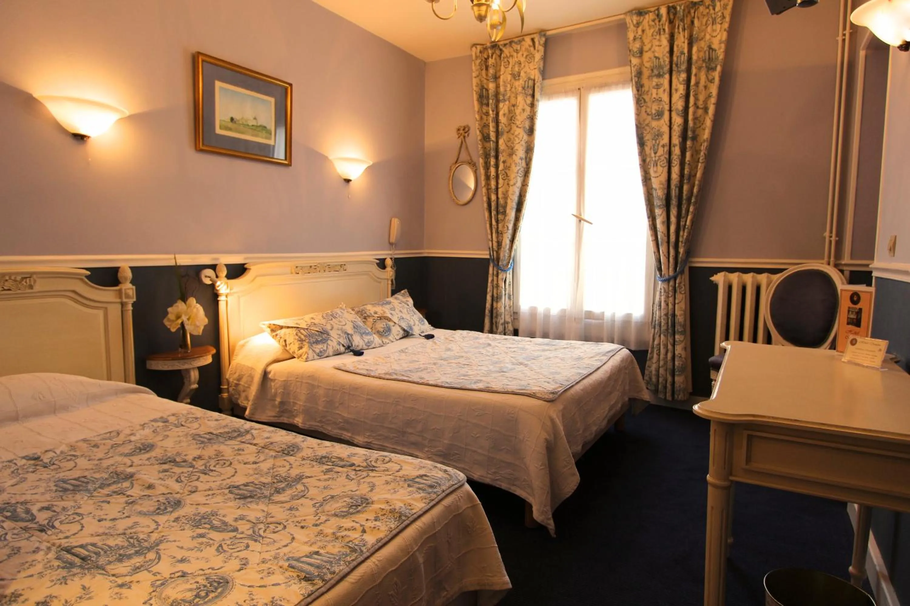 Photo of the whole room, Bed in Hôtel Chopin