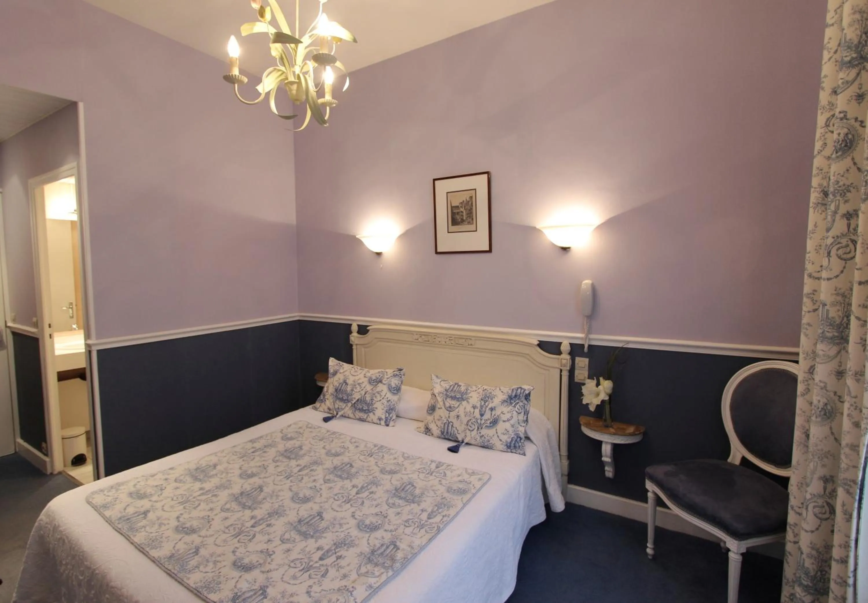 Photo of the whole room, Bed in Hôtel Chopin