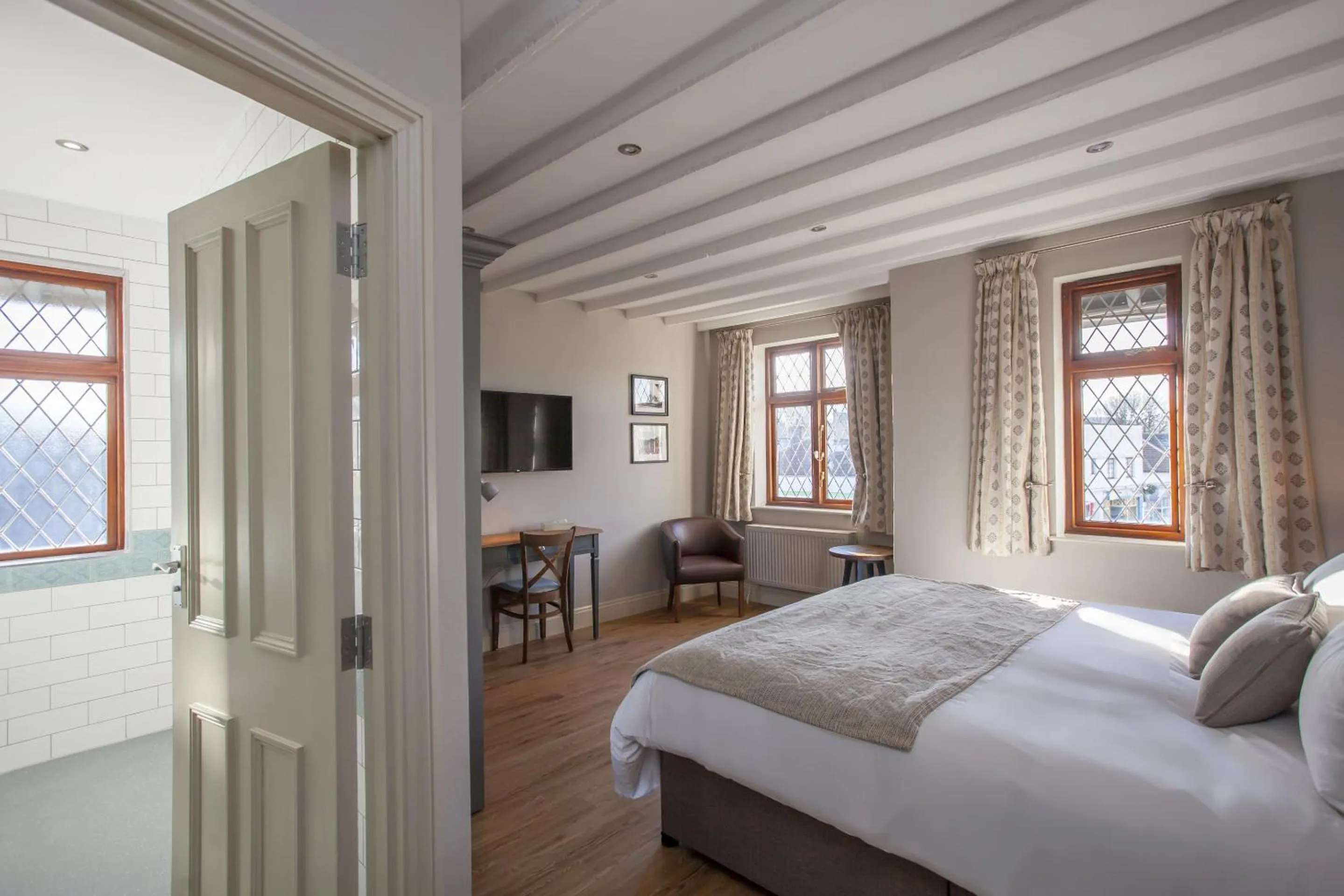 Bedroom, Bed in The Woodborough Inn