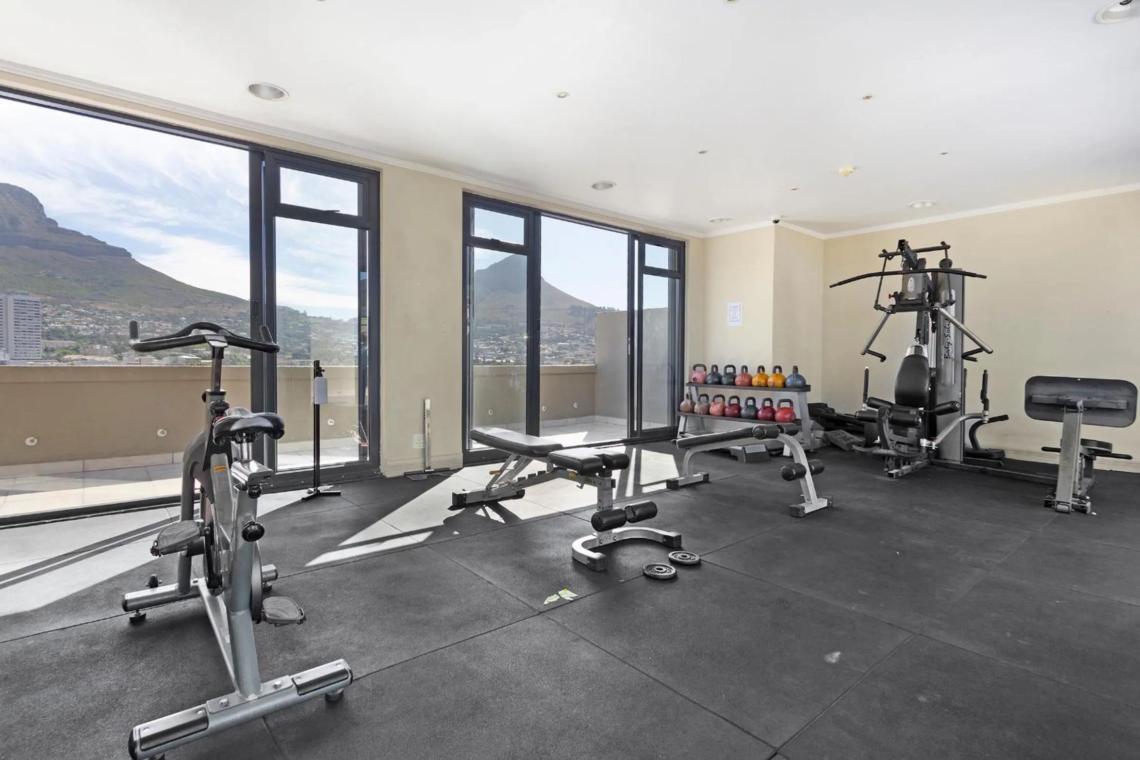 Entertainment in Urban Oasis At The Four Seasons