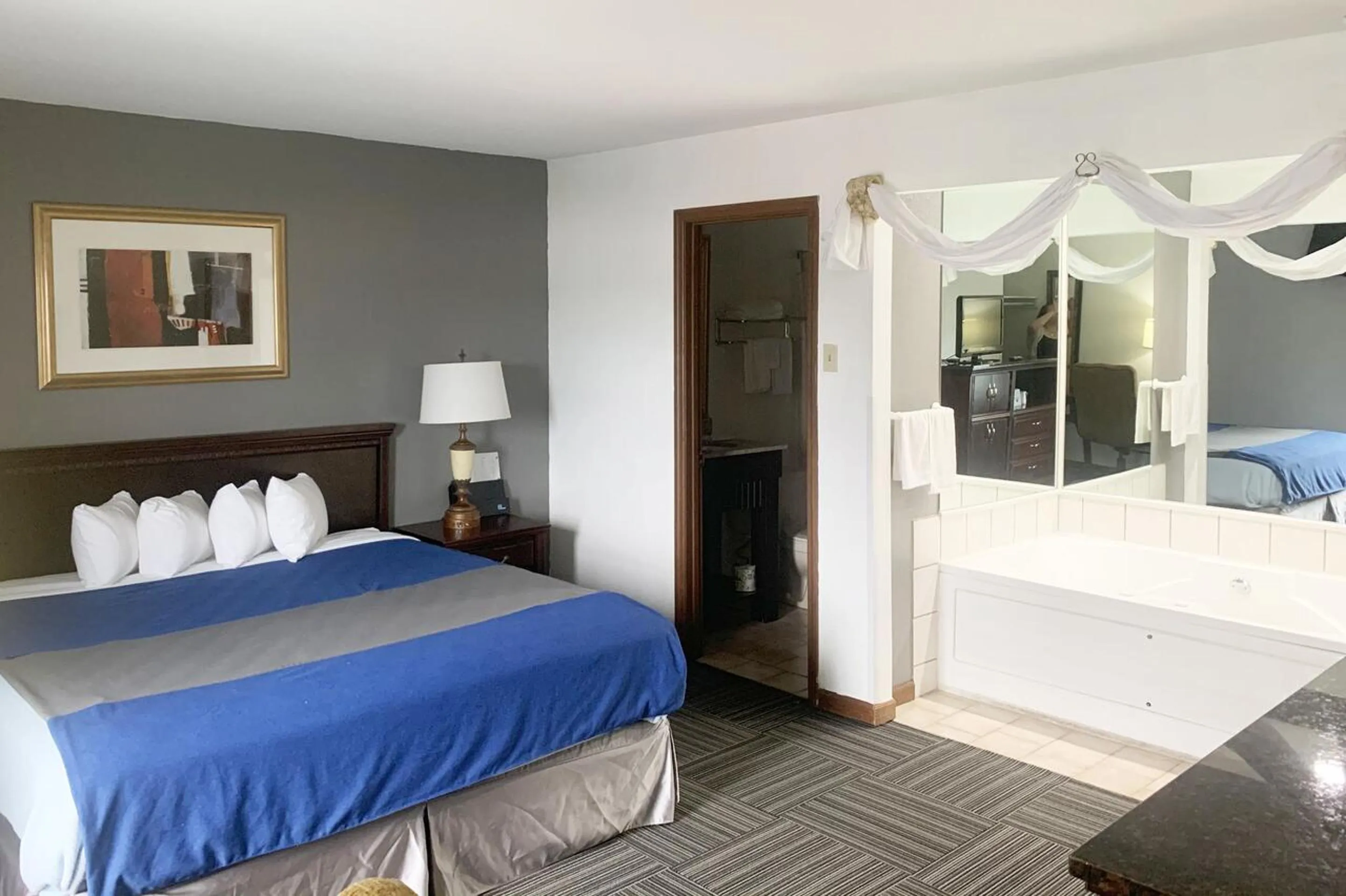 Bedroom in Lakeview Inn