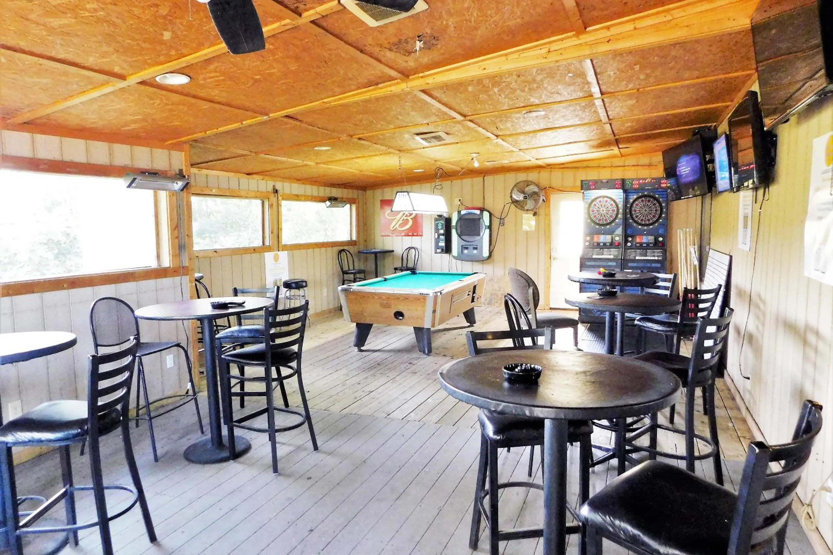 Lounge or bar in Lakeview Inn